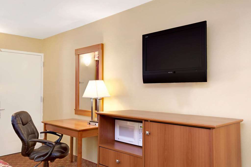 HomeTowne Studios by Red Roof Bordentown - McGuire AFB