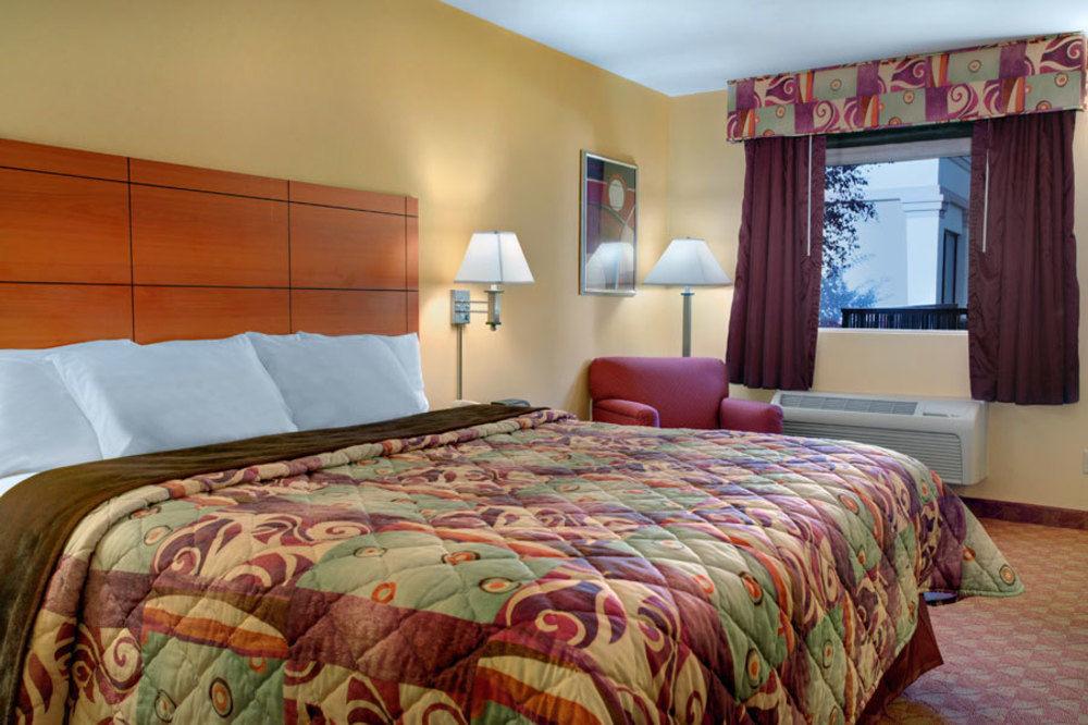 HomeTowne Studios by Red Roof Bordentown - McGuire AFB