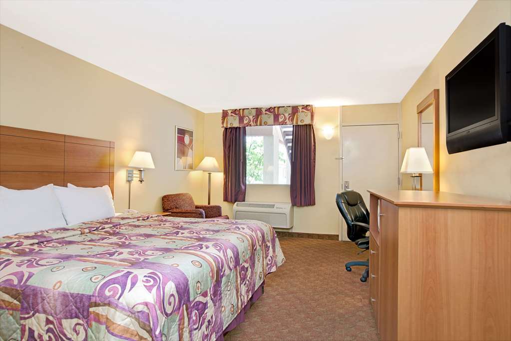 HomeTowne Studios by Red Roof Bordentown - McGuire AFB