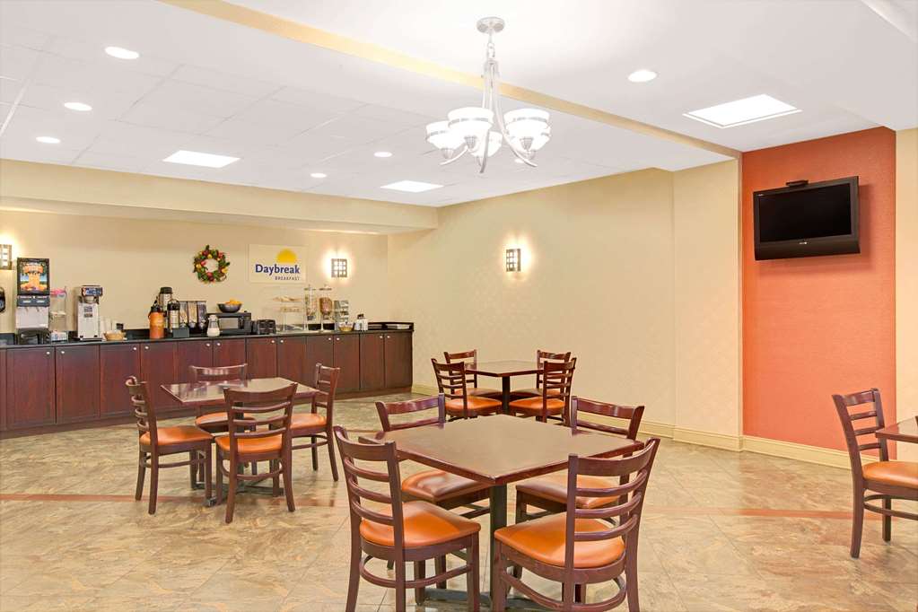HomeTowne Studios by Red Roof Bordentown - McGuire AFB