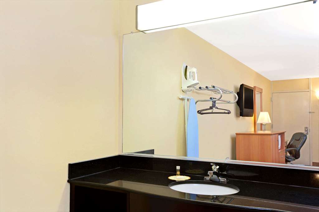 HomeTowne Studios by Red Roof Bordentown - McGuire AFB