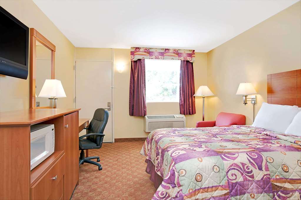 HomeTowne Studios by Red Roof Bordentown - McGuire AFB
