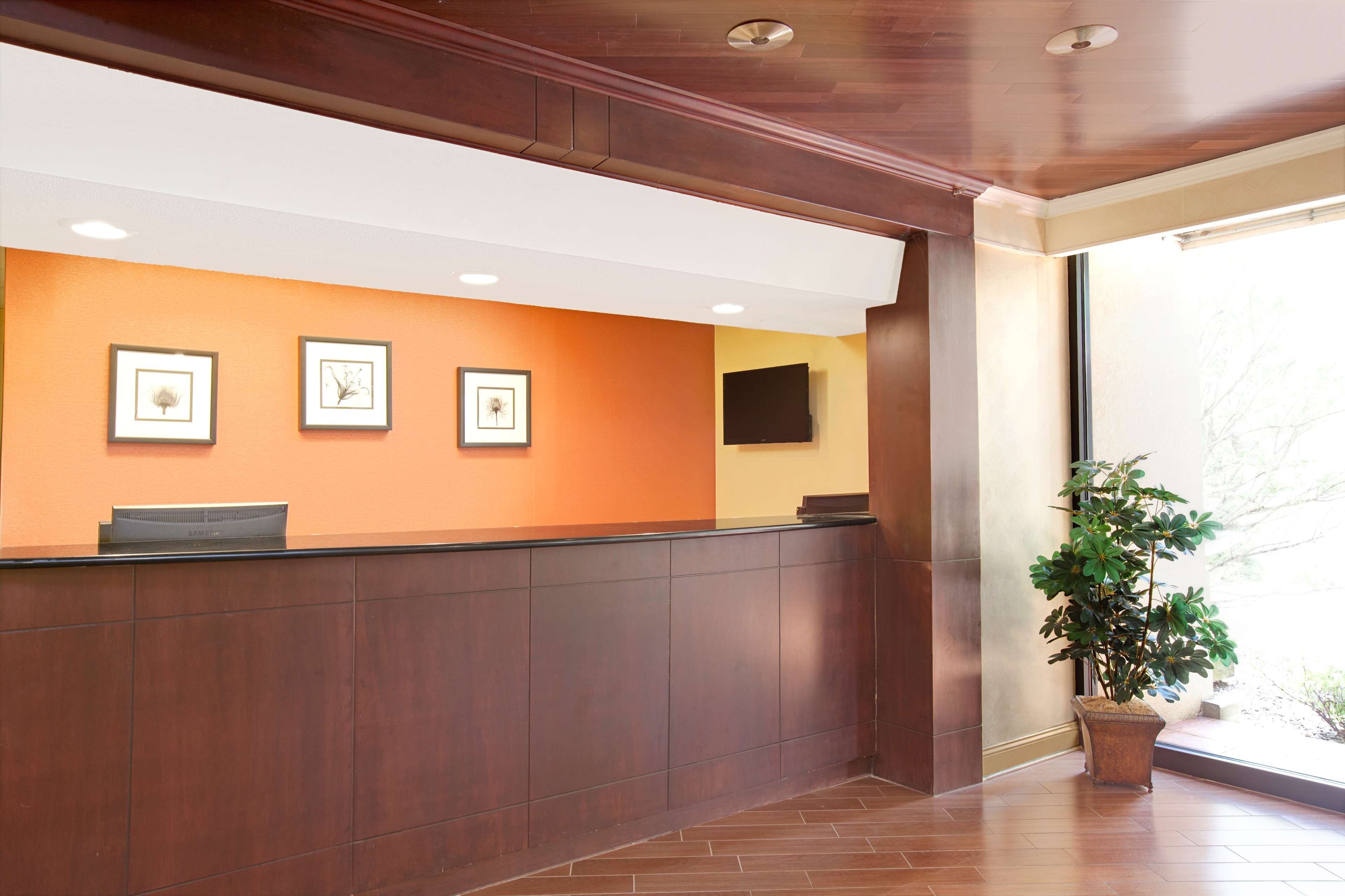 HomeTowne Studios by Red Roof Bordentown - McGuire AFB