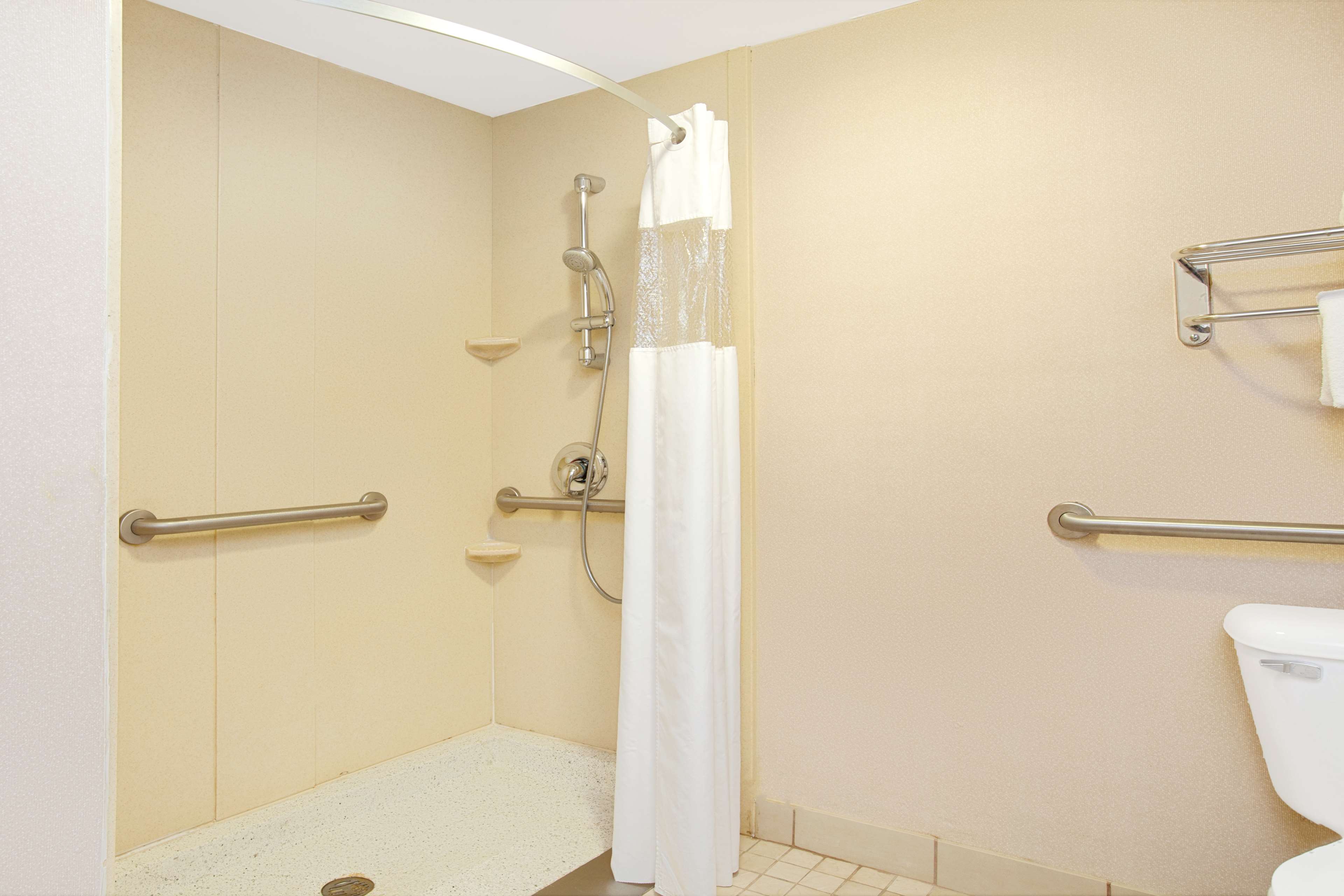 HomeTowne Studios by Red Roof Bordentown - McGuire AFB