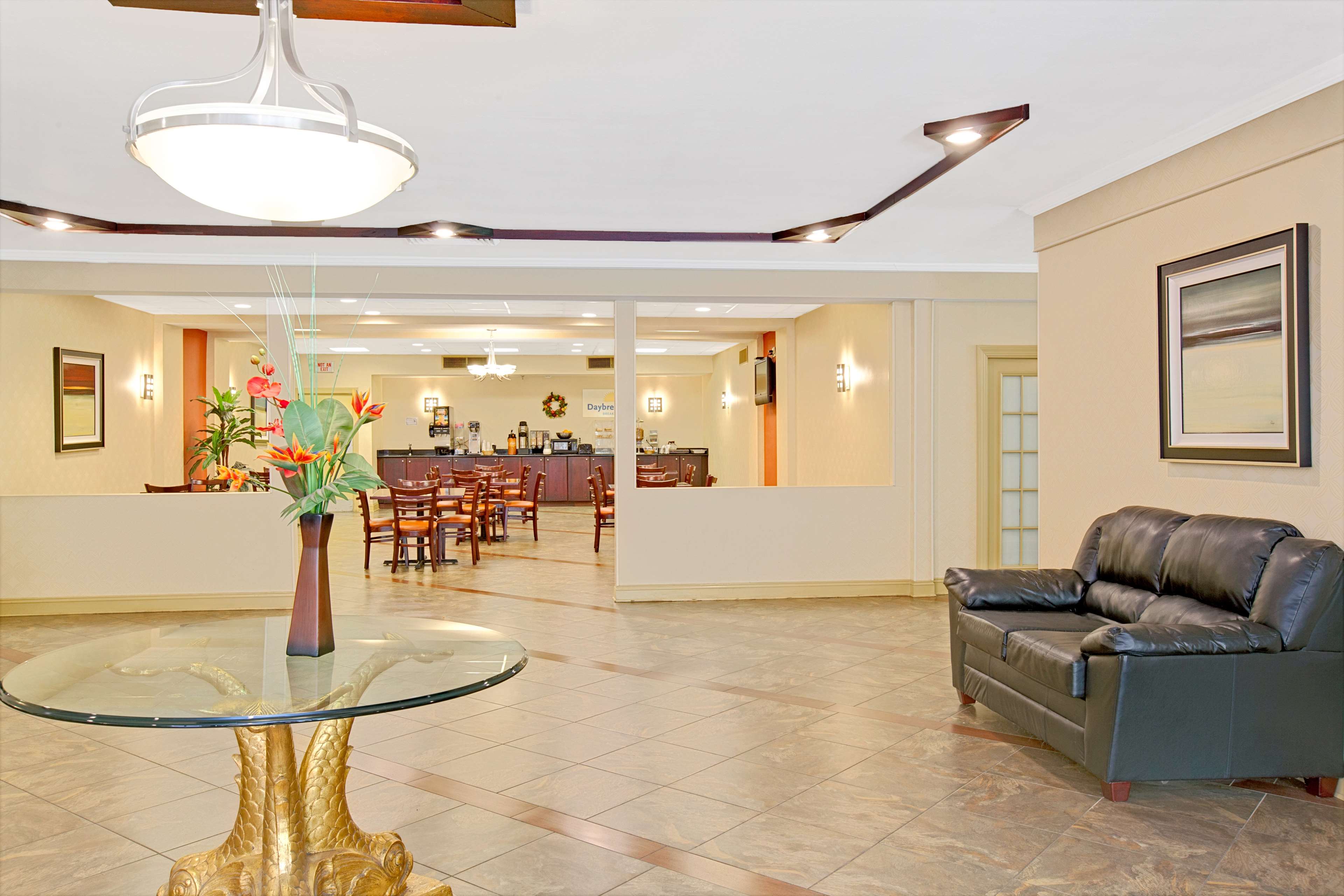 HomeTowne Studios by Red Roof Bordentown - McGuire AFB