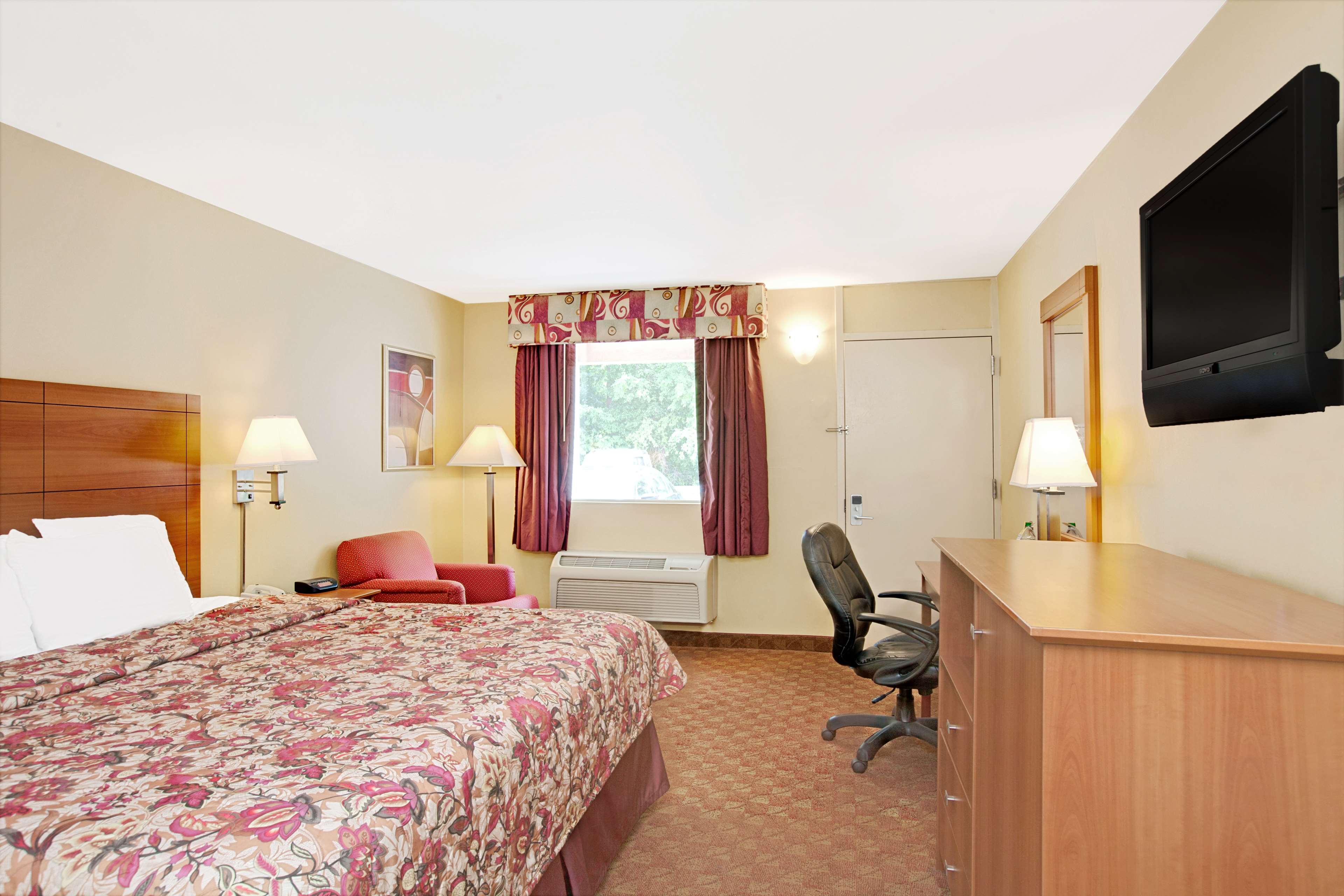 HomeTowne Studios by Red Roof Bordentown - McGuire AFB