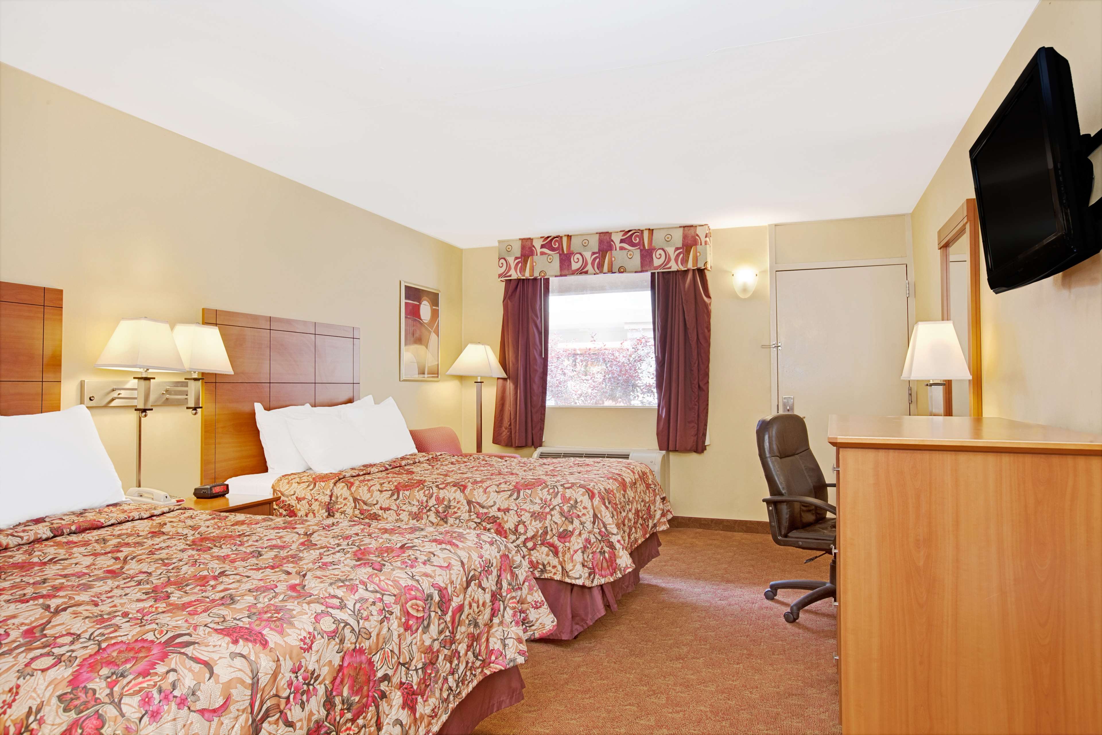 HomeTowne Studios by Red Roof Bordentown - McGuire AFB