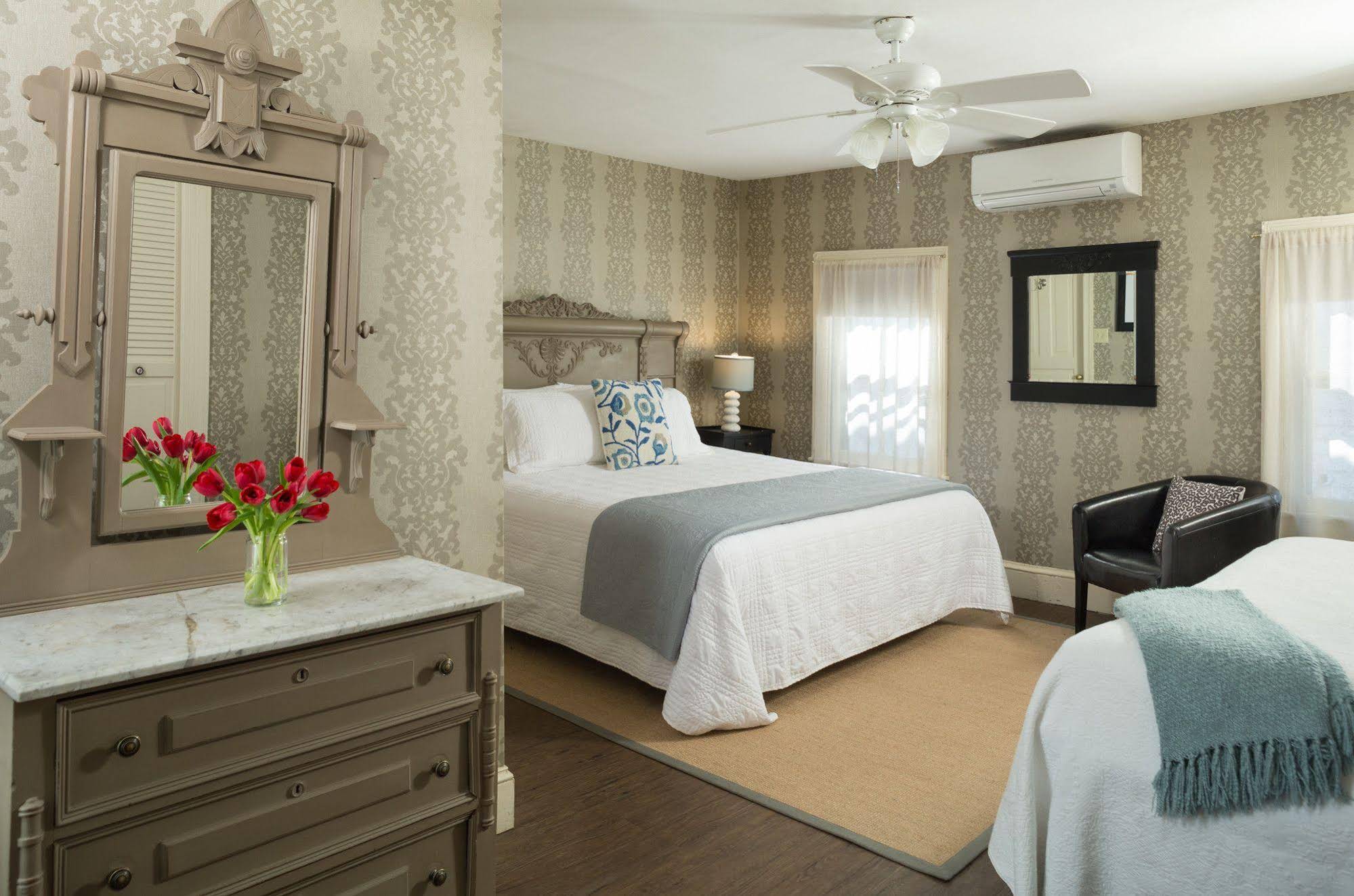 Carroll Villa Hotel