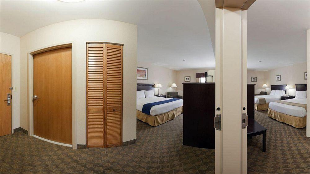 Holiday Inn Express Hotel & Suites Carneys Point