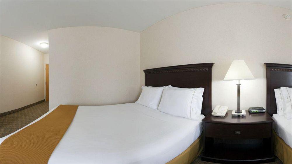 Holiday Inn Express Hotel & Suites Carneys Point