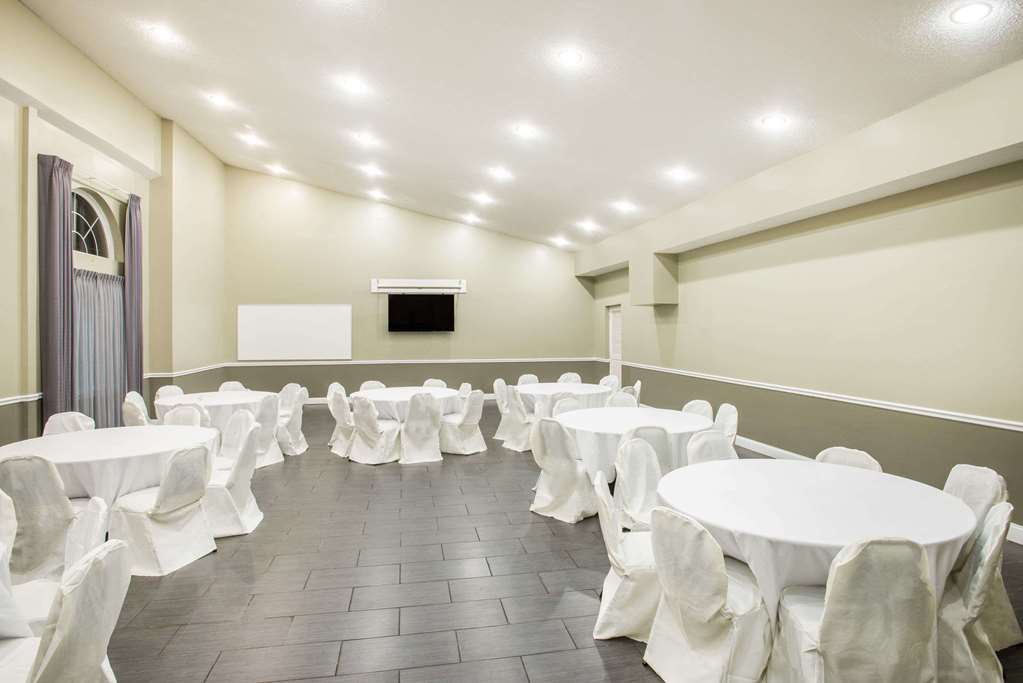 Days Inn & Suites by Wyndham Cherry Hill - Philadelphia