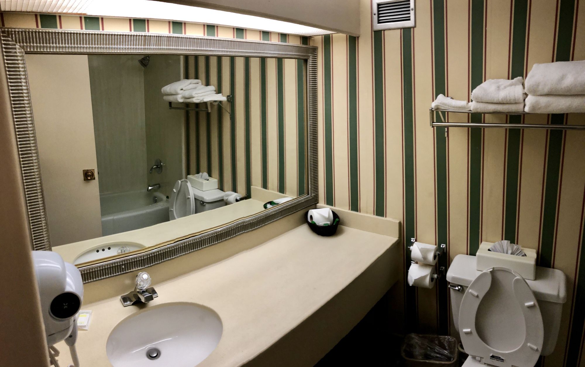 E Hotel Banquet & Conference Center