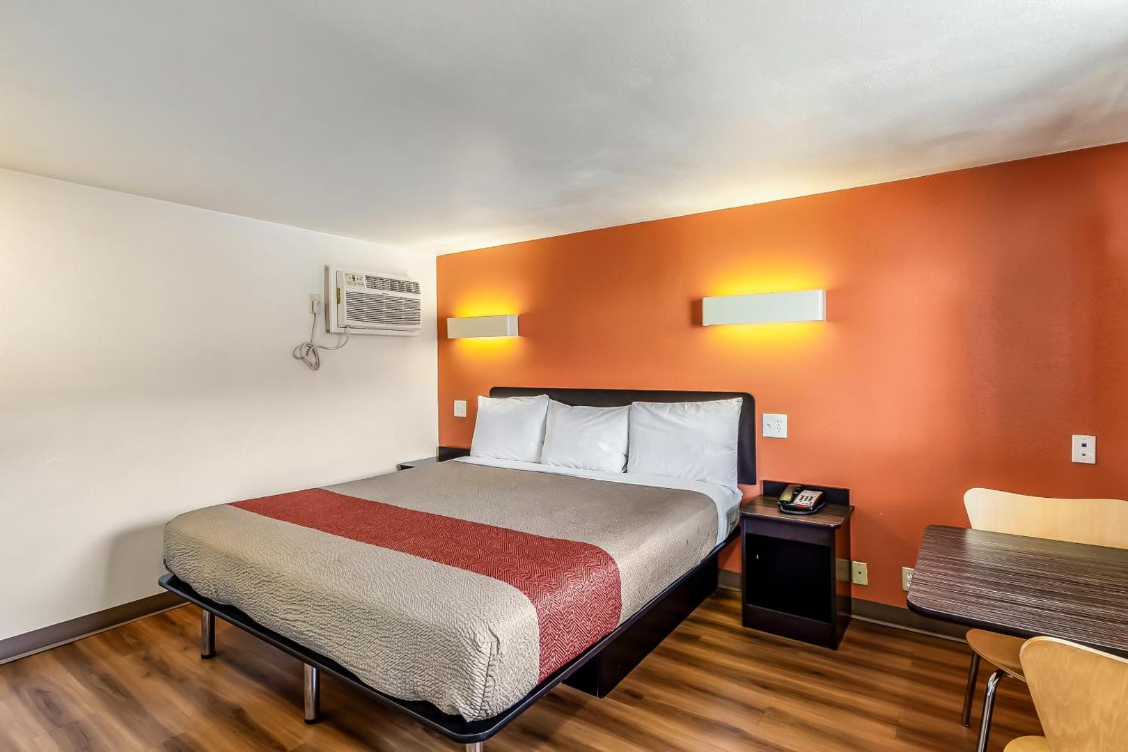 Motel 6 Elizabeth - Newark Liberty International Airport