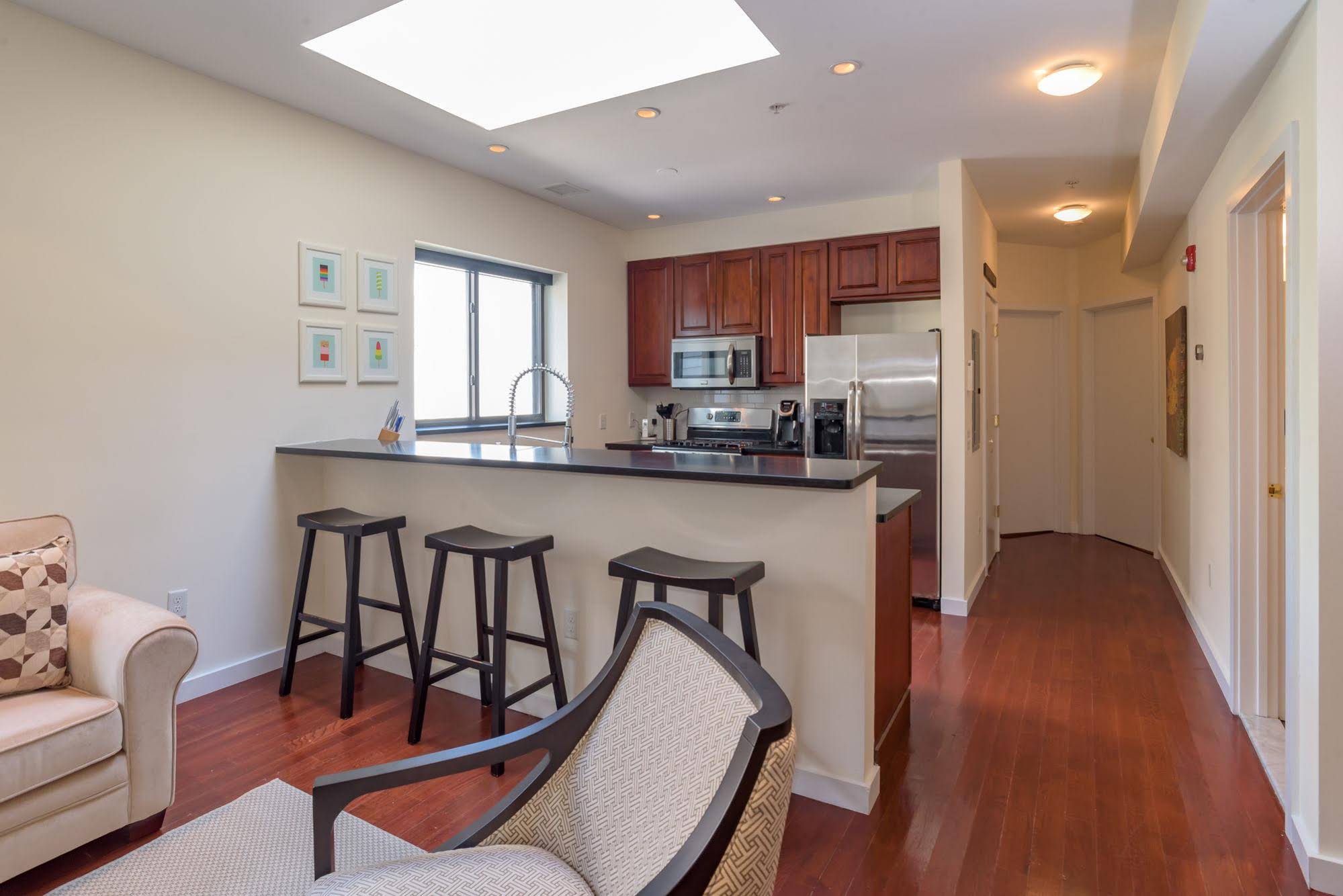 Deedee's Hideaway On Grove