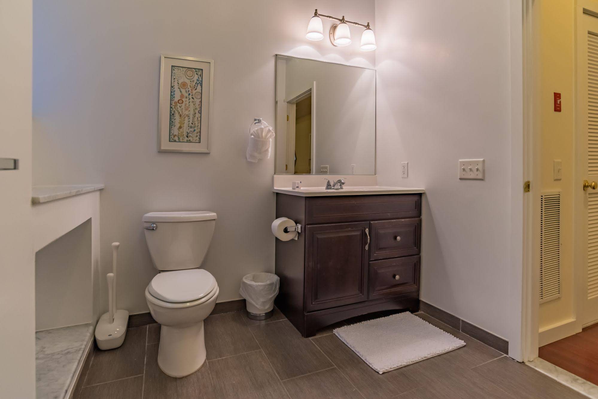 Deedee's Hideaway On Grove