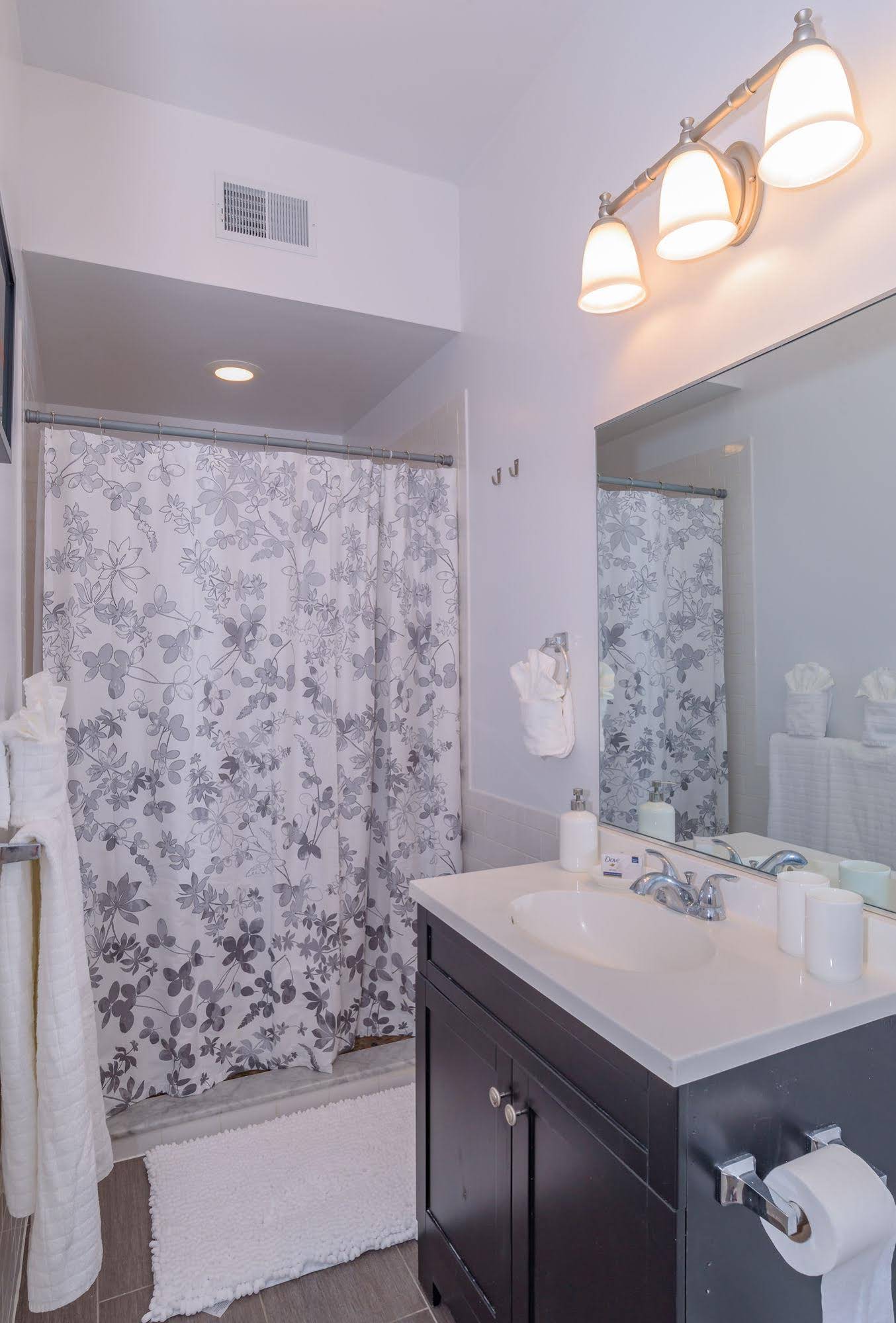 Deedee's Hideaway On Grove