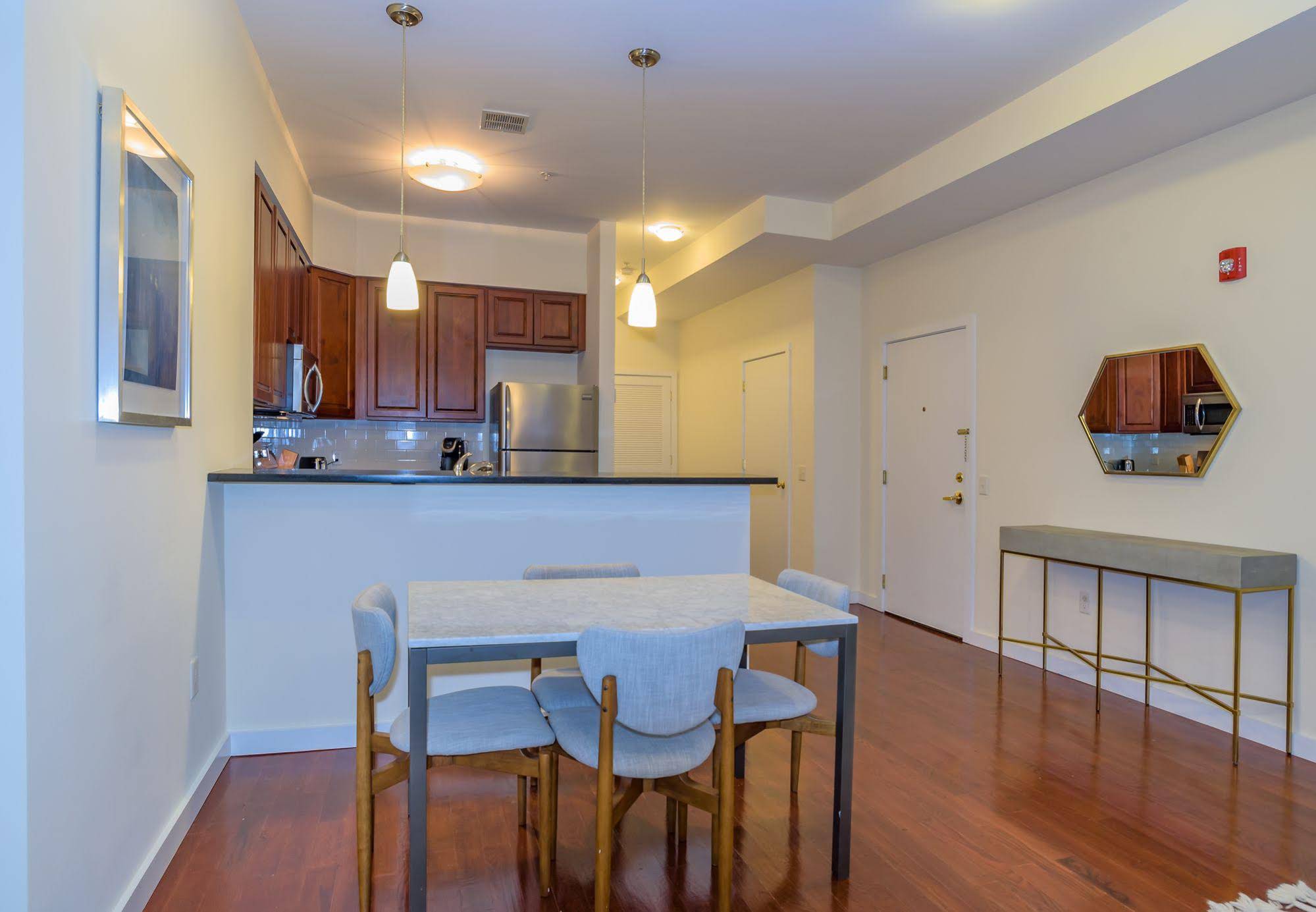 Deedee's Hideaway On Grove