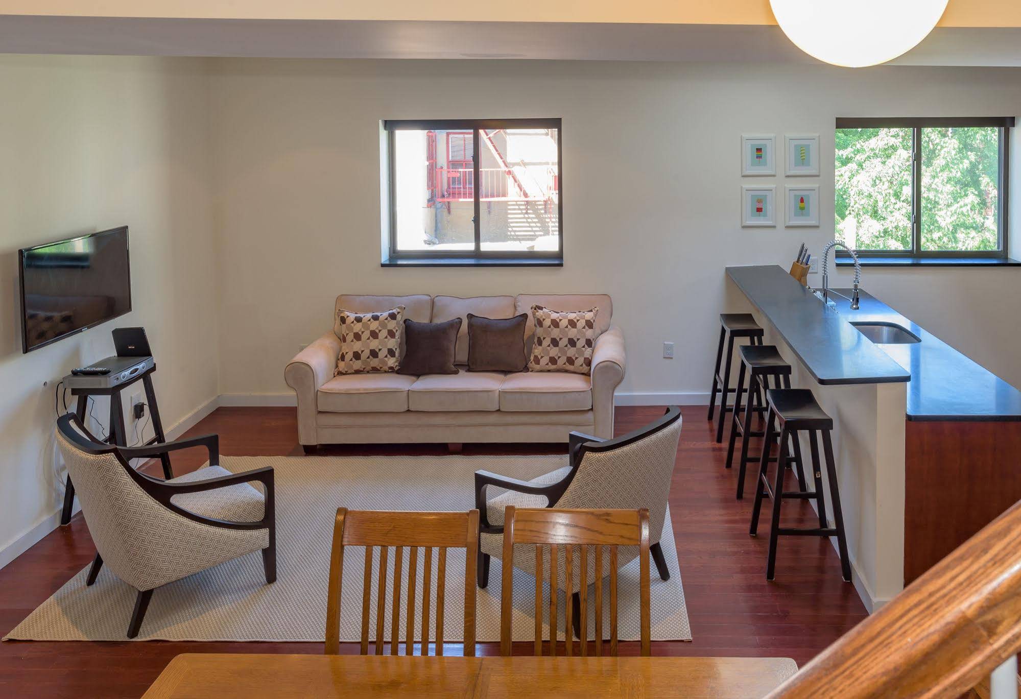 Deedee's Hideaway On Grove