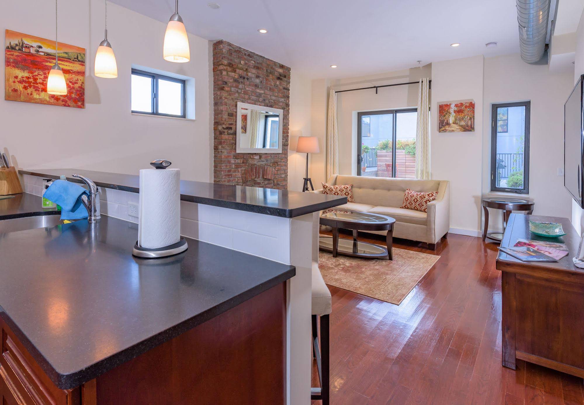 Deedee's Hideaway On Grove