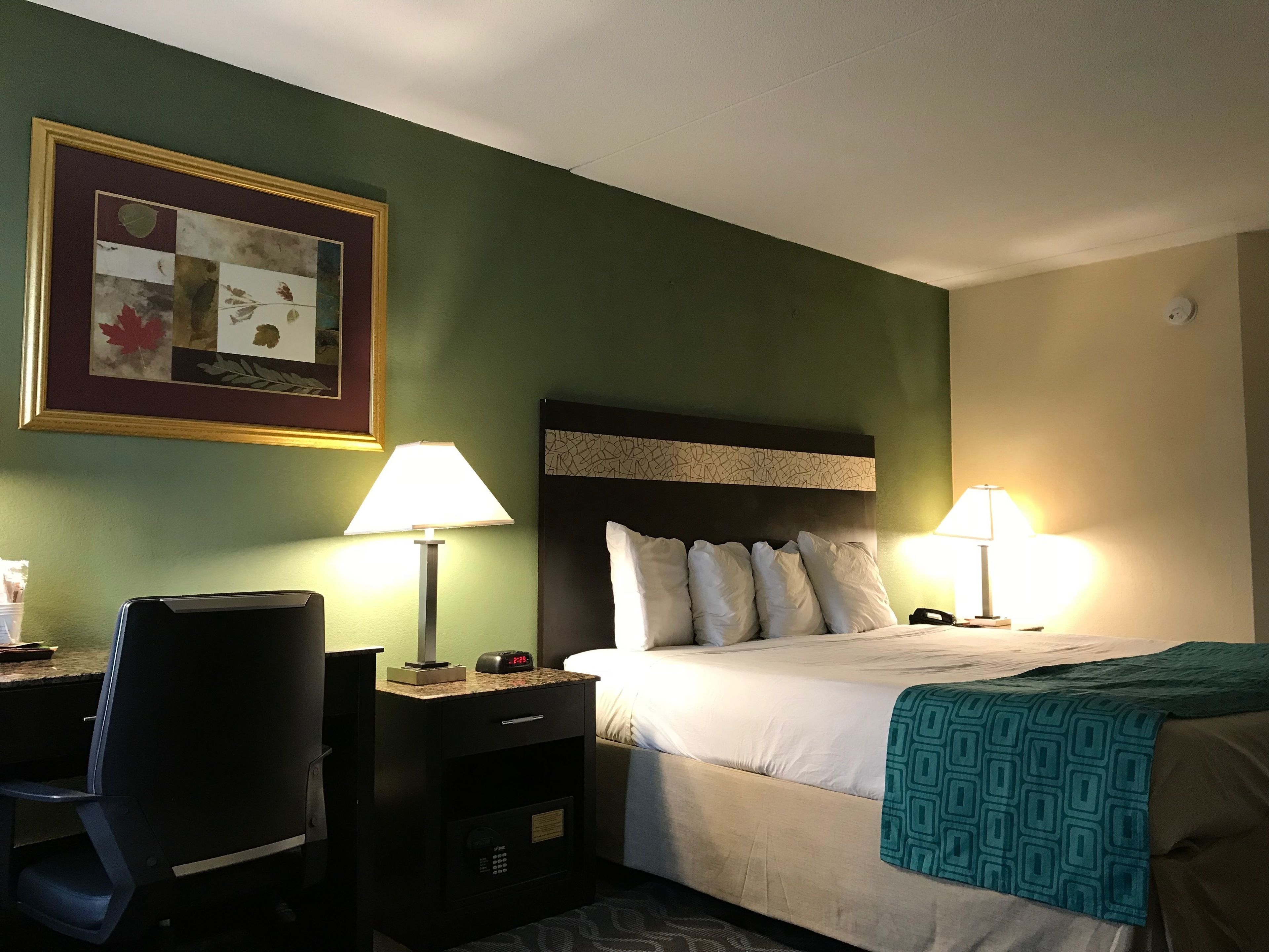 Howard Johnson by Wyndham Newark Airport