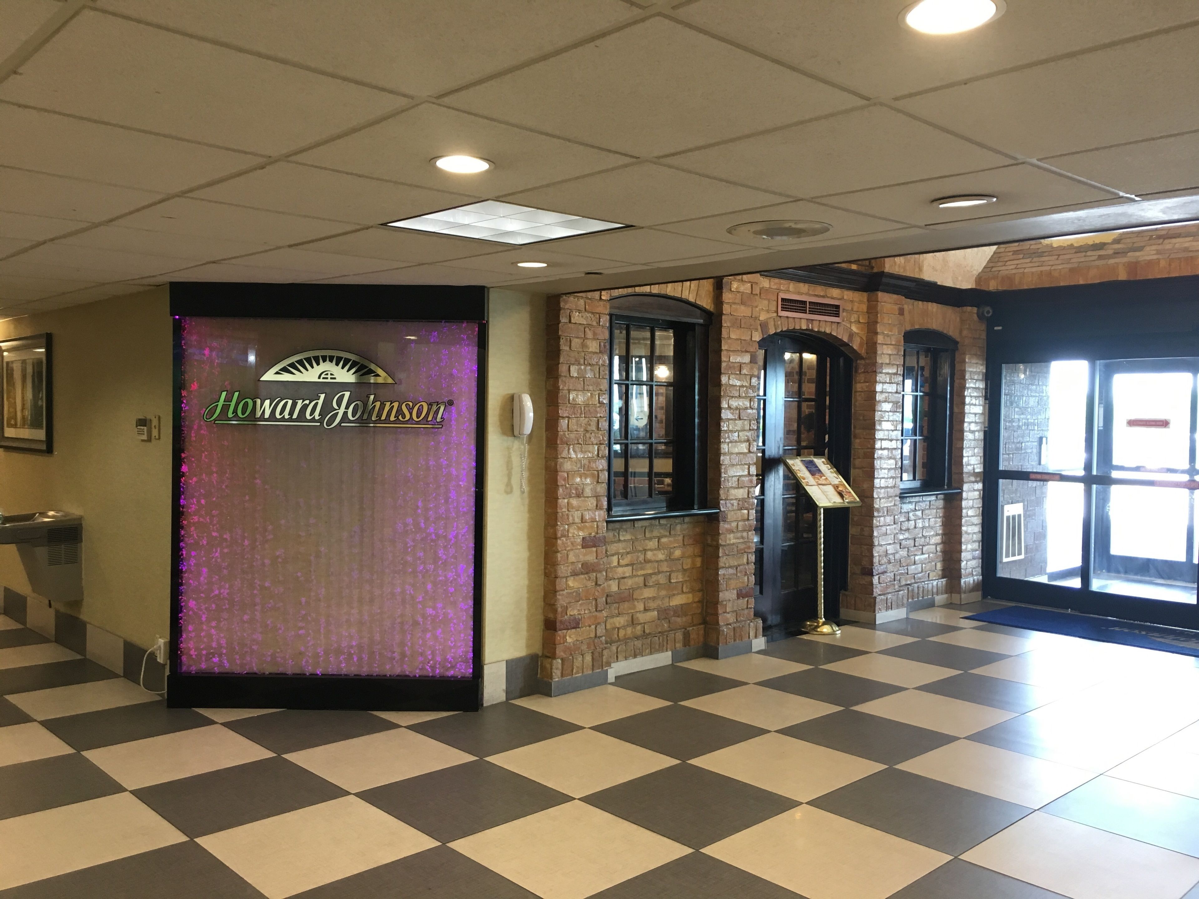 Howard Johnson by Wyndham Newark Airport