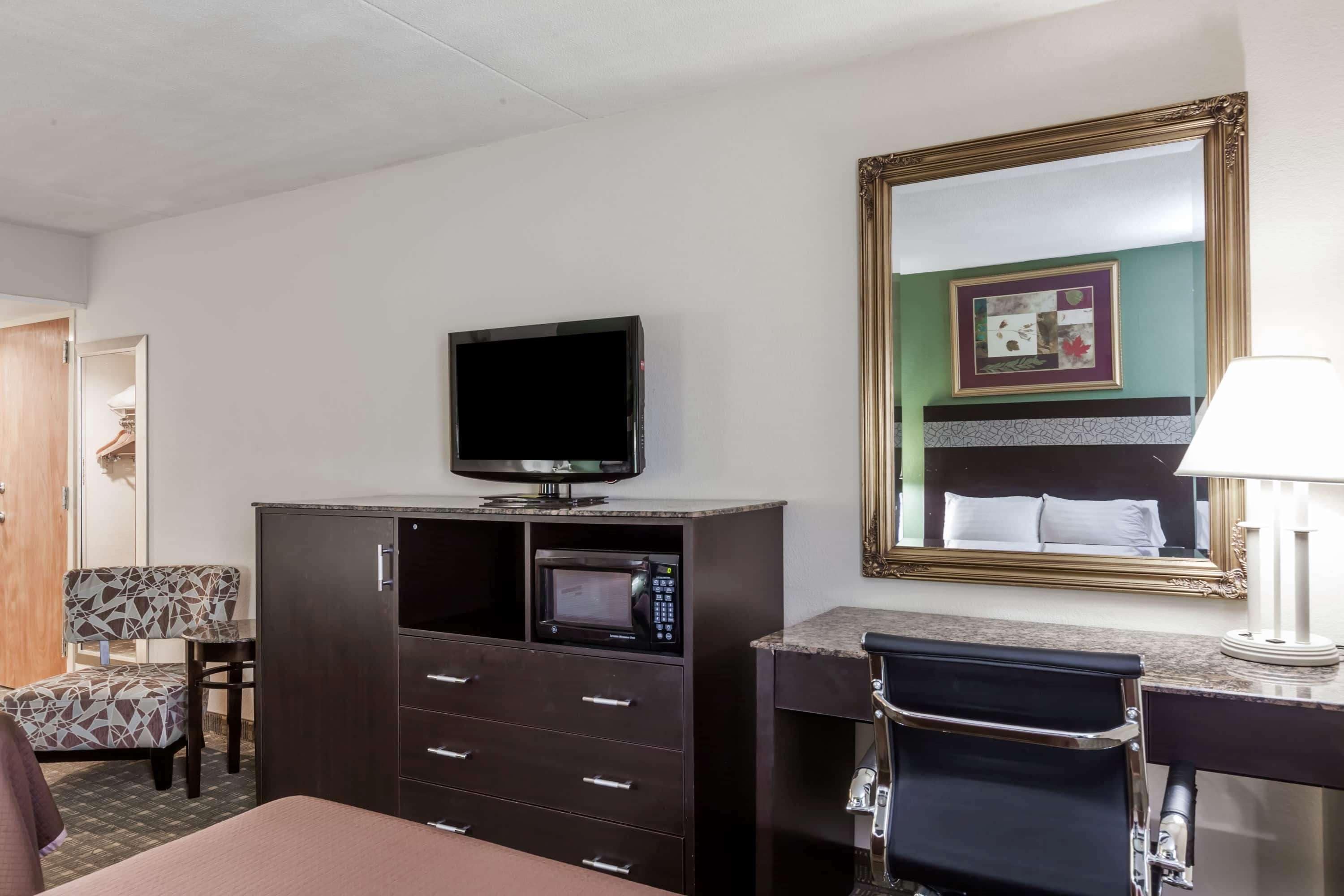 Howard Johnson by Wyndham Newark Airport