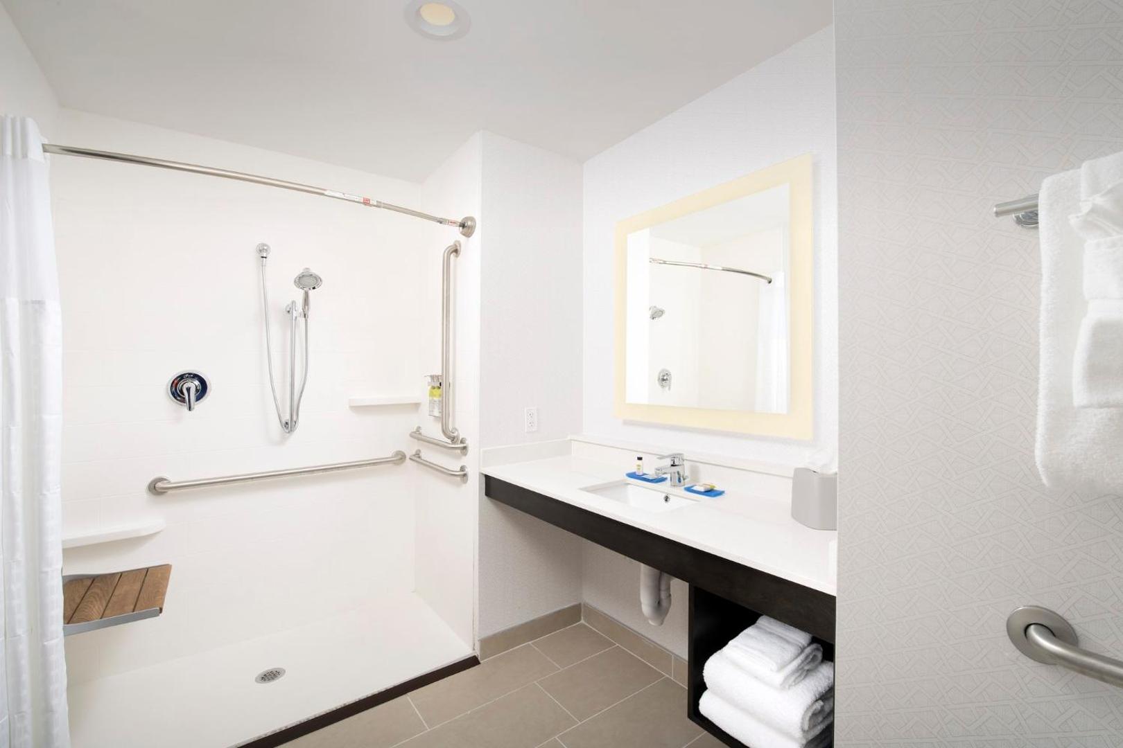 Holiday Inn Express & Suites North Brunswick