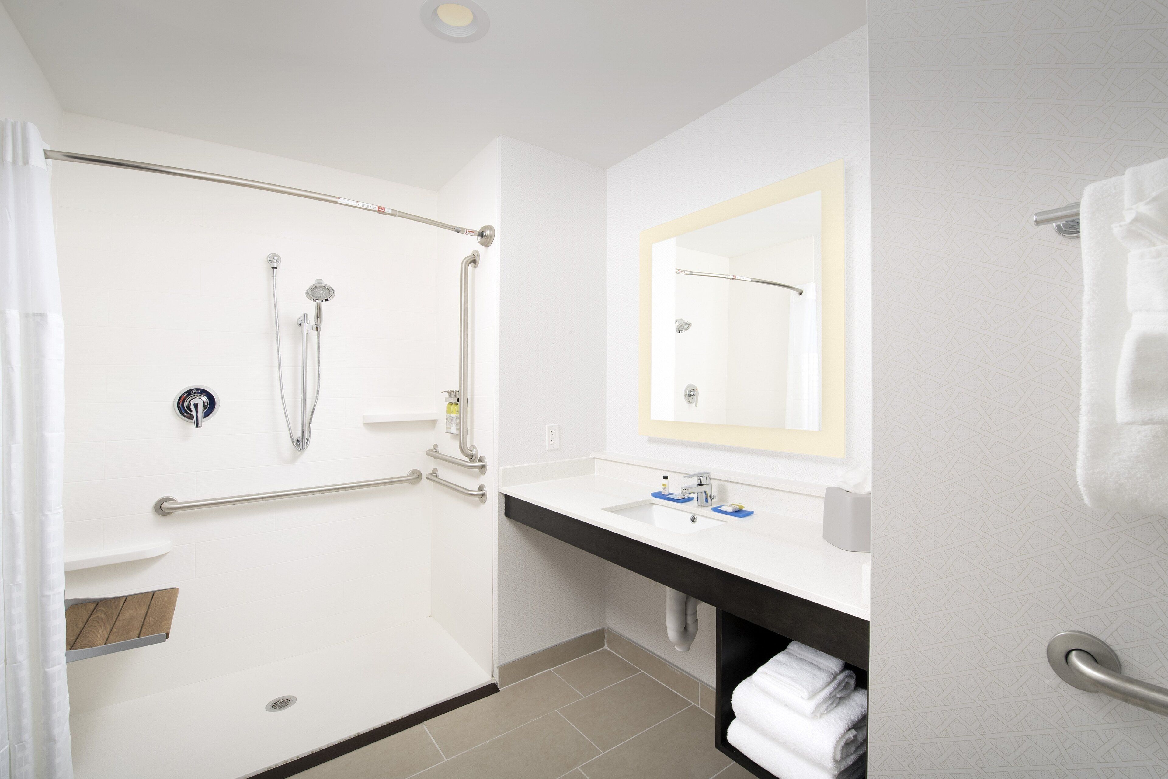 Holiday Inn Express & Suites North Brunswick