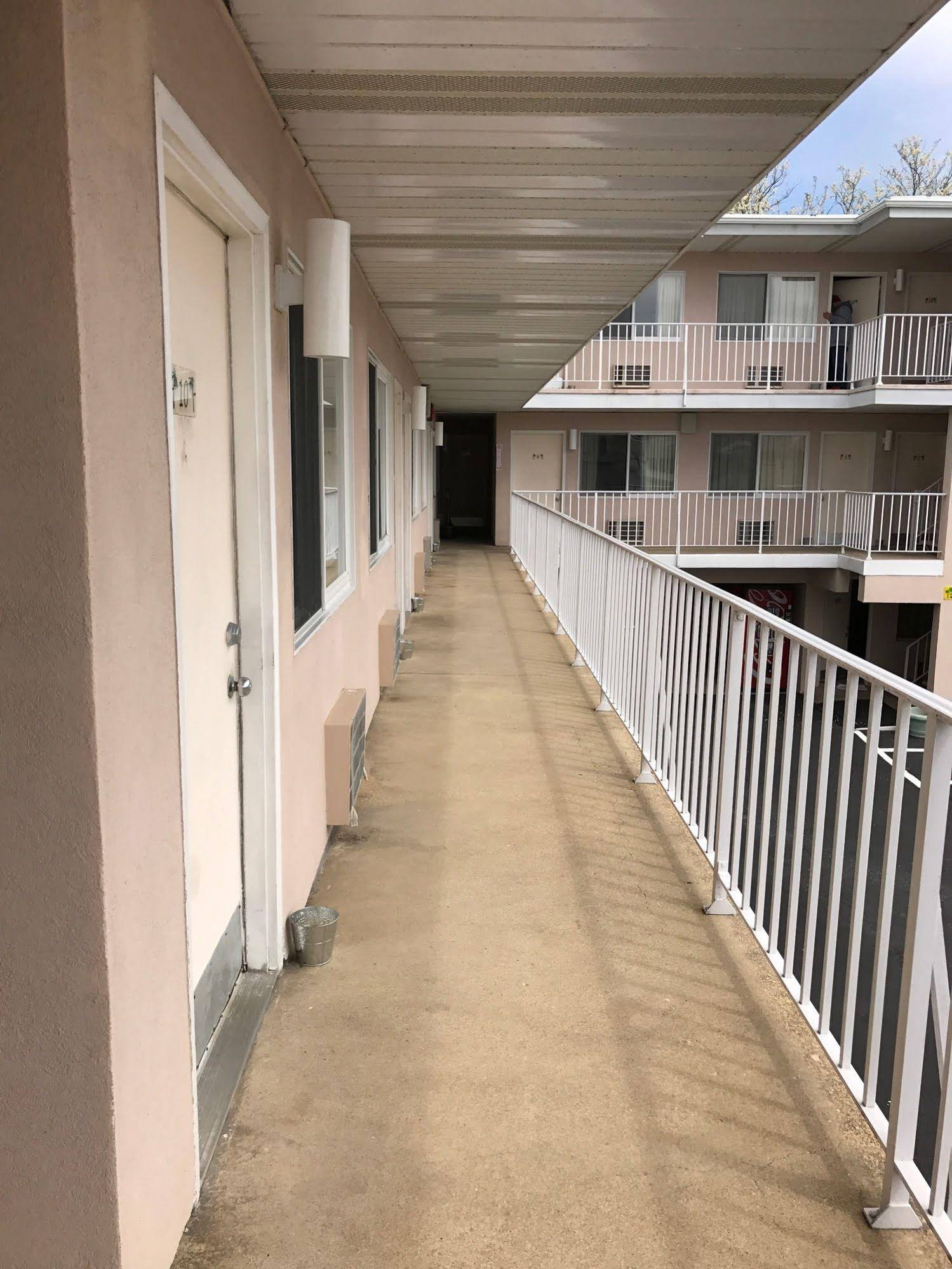 Bay Breeze Motel