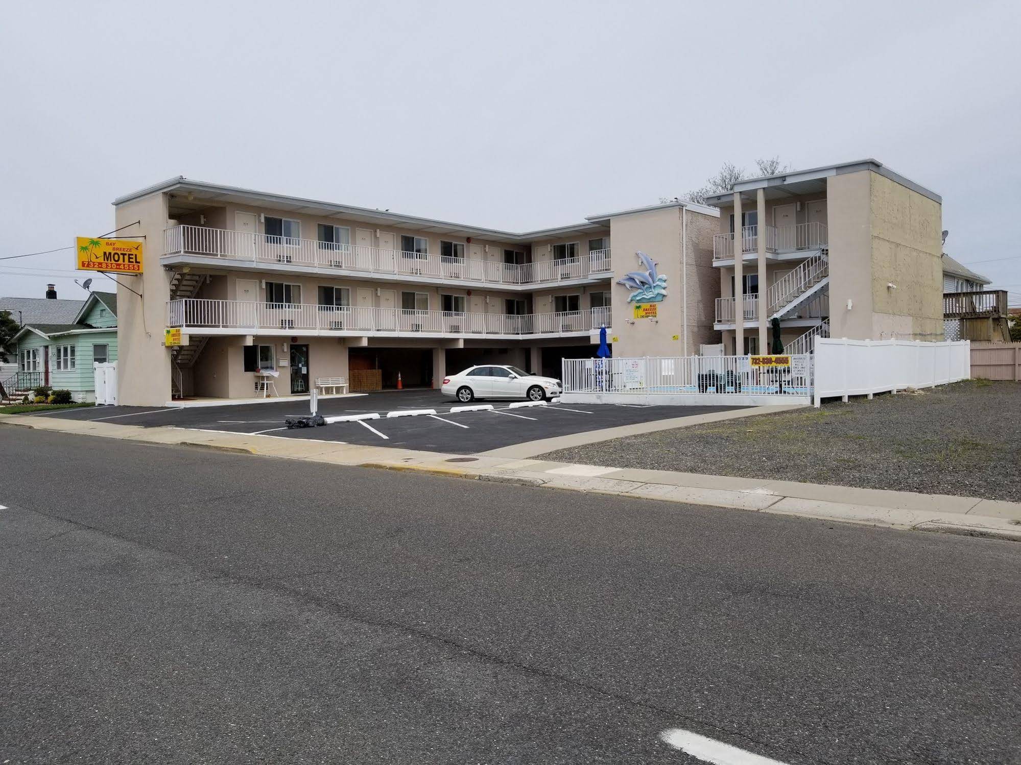 Bay Breeze Motel