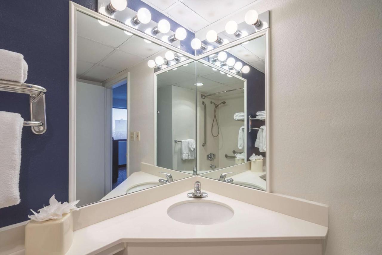 La Quinta Inn & Suites by Wyndham Secaucus Meadowlands