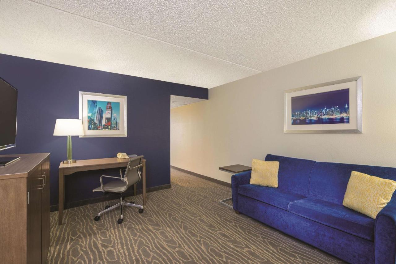 La Quinta Inn & Suites by Wyndham Secaucus Meadowlands