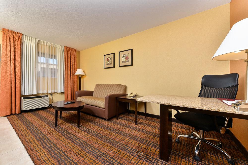 Latitude Suites Tinton Falls Eatontown/BW Premier Collection