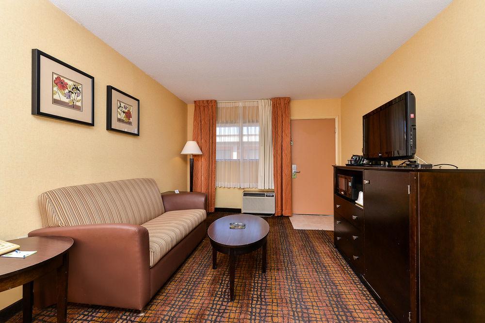 Latitude Suites Tinton Falls Eatontown/BW Premier Collection