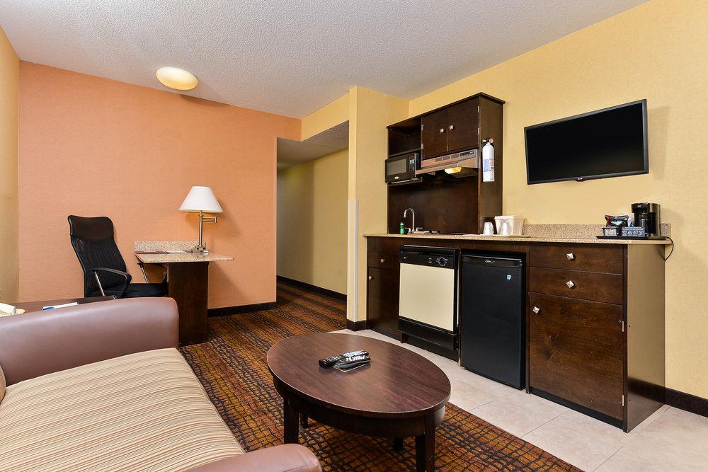 Latitude Suites Tinton Falls Eatontown/BW Premier Collection