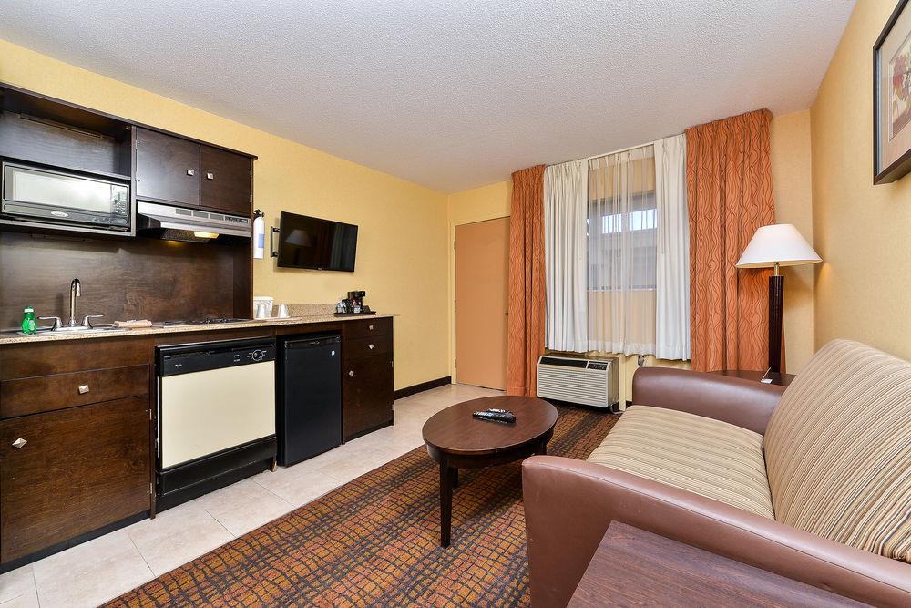 Latitude Suites Tinton Falls Eatontown/BW Premier Collection