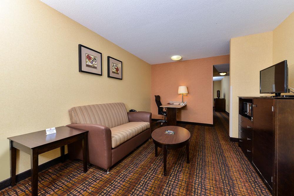 Latitude Suites Tinton Falls Eatontown/BW Premier Collection