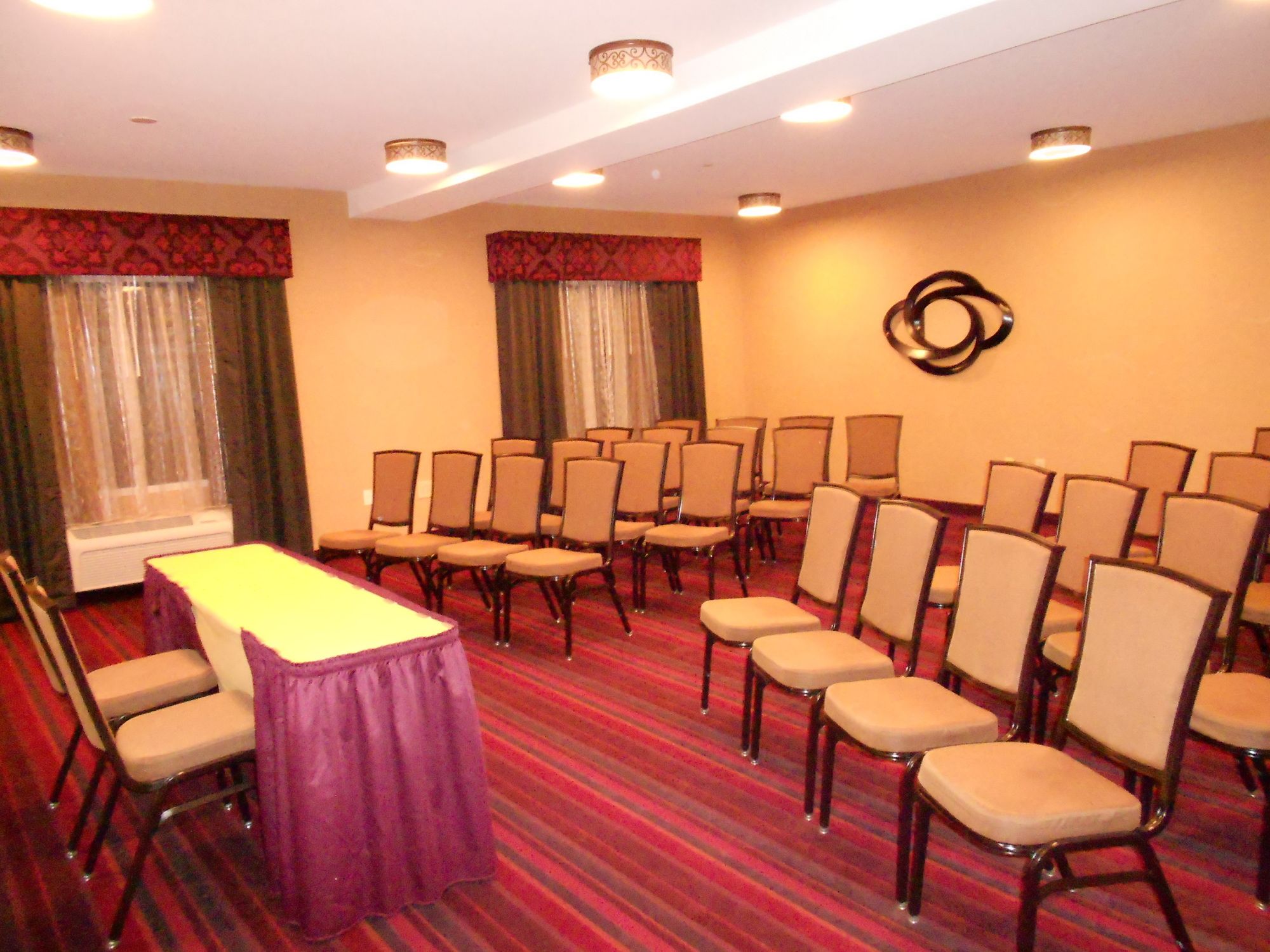 Holiday Inn Express & Suites
