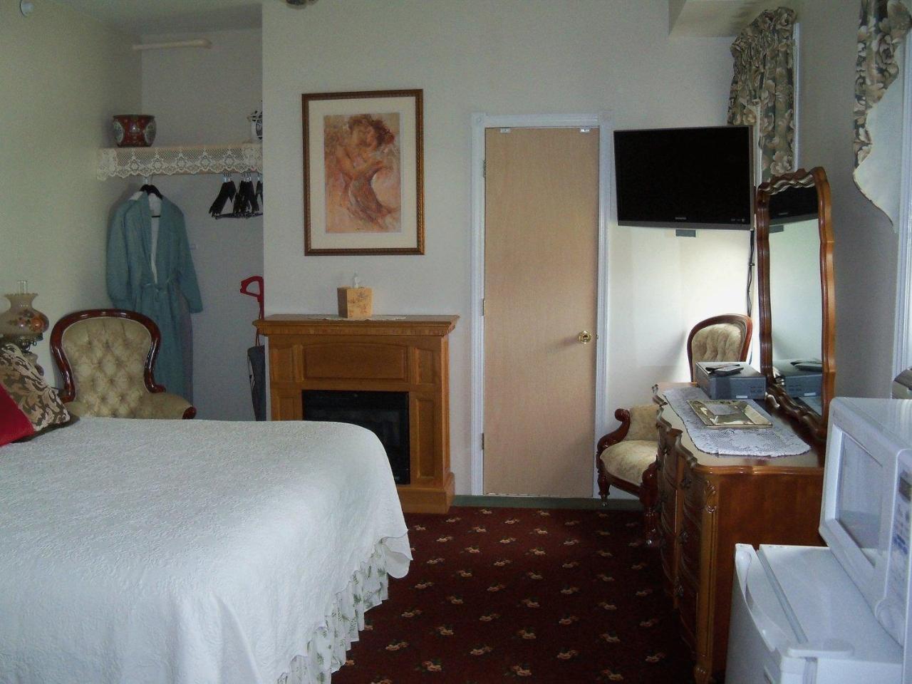 Holly Beach Hotel B&B