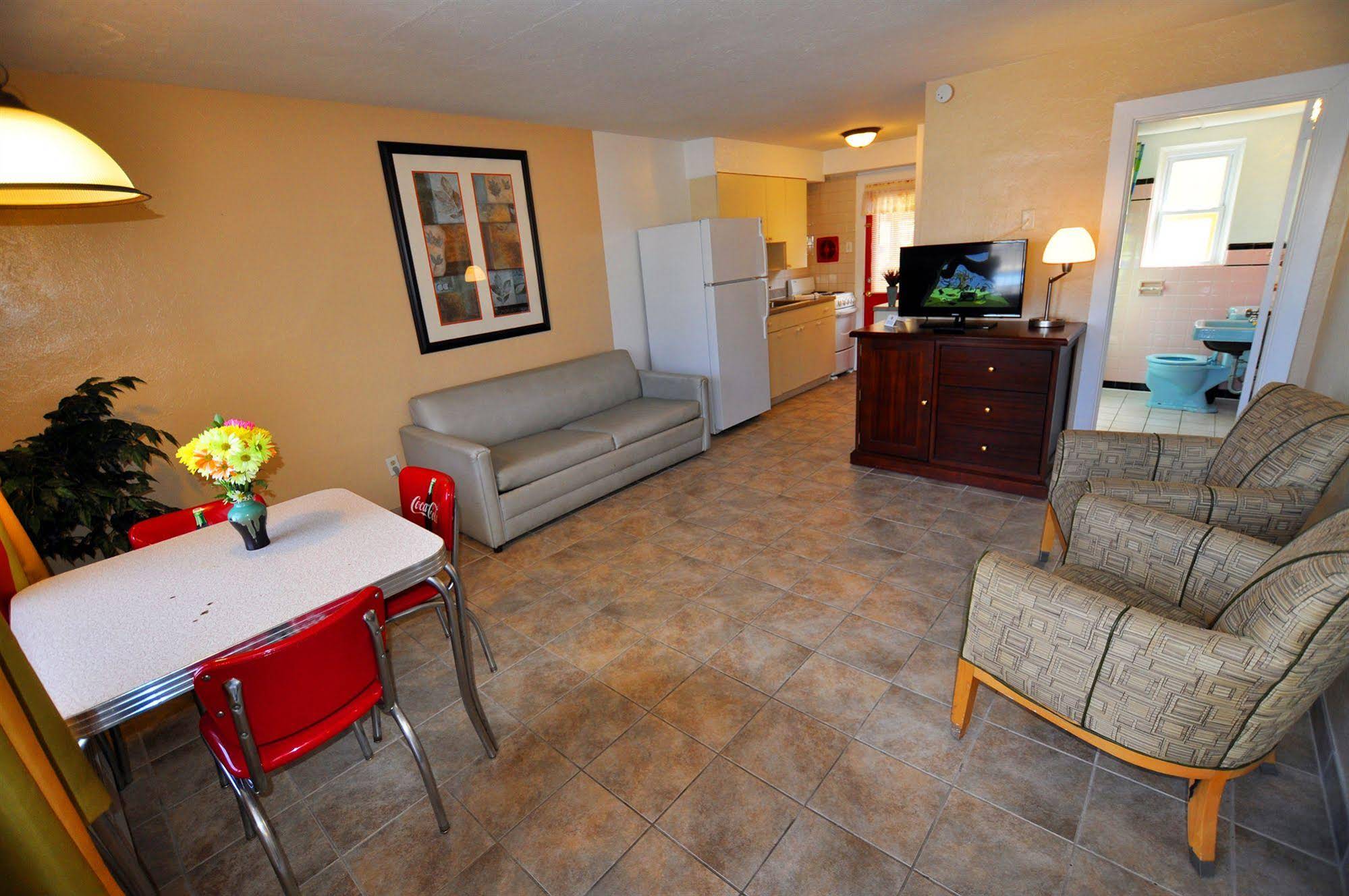 Nantucket Inn & Suites