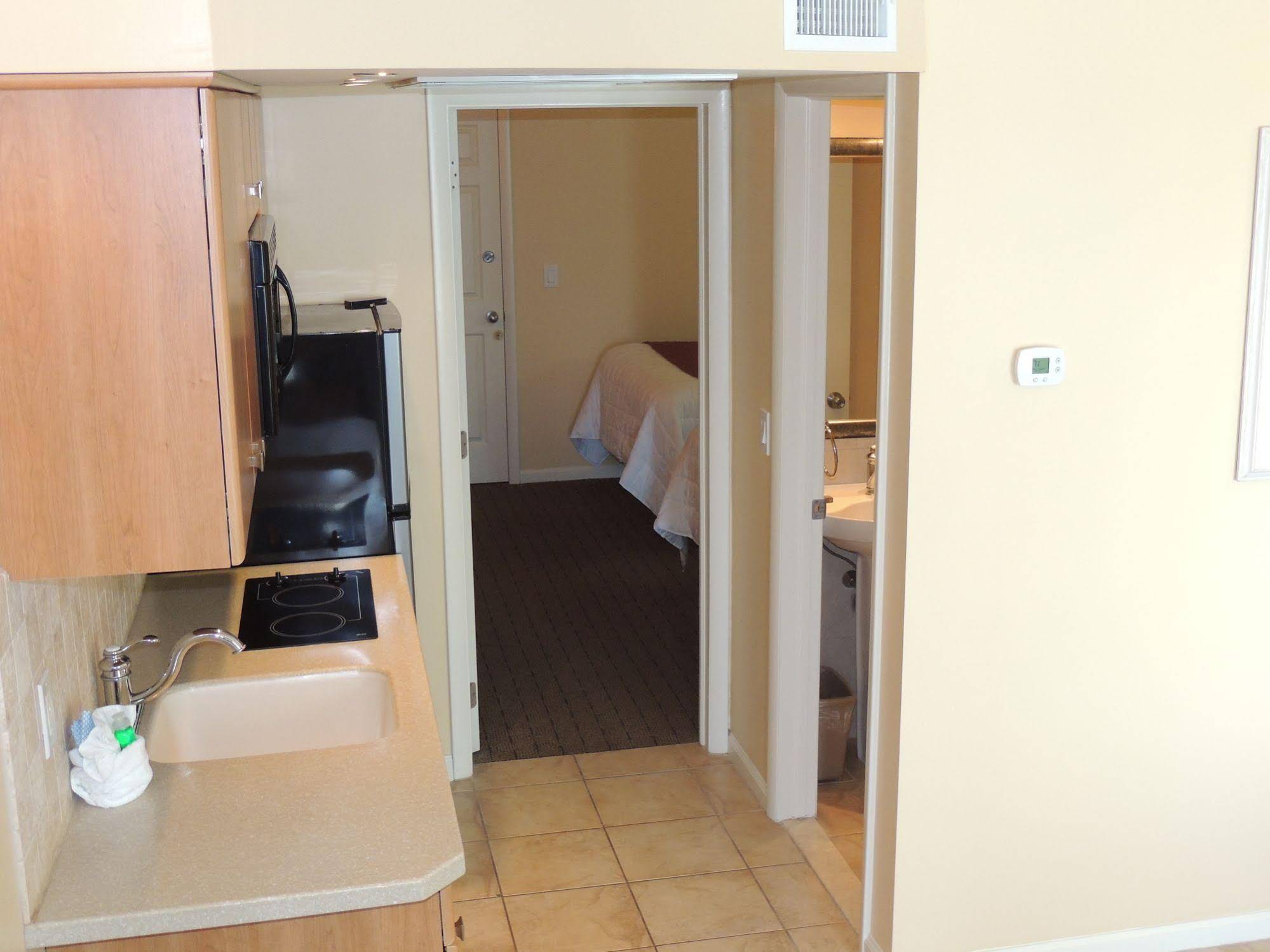 Fleur De Lis Beach Motel