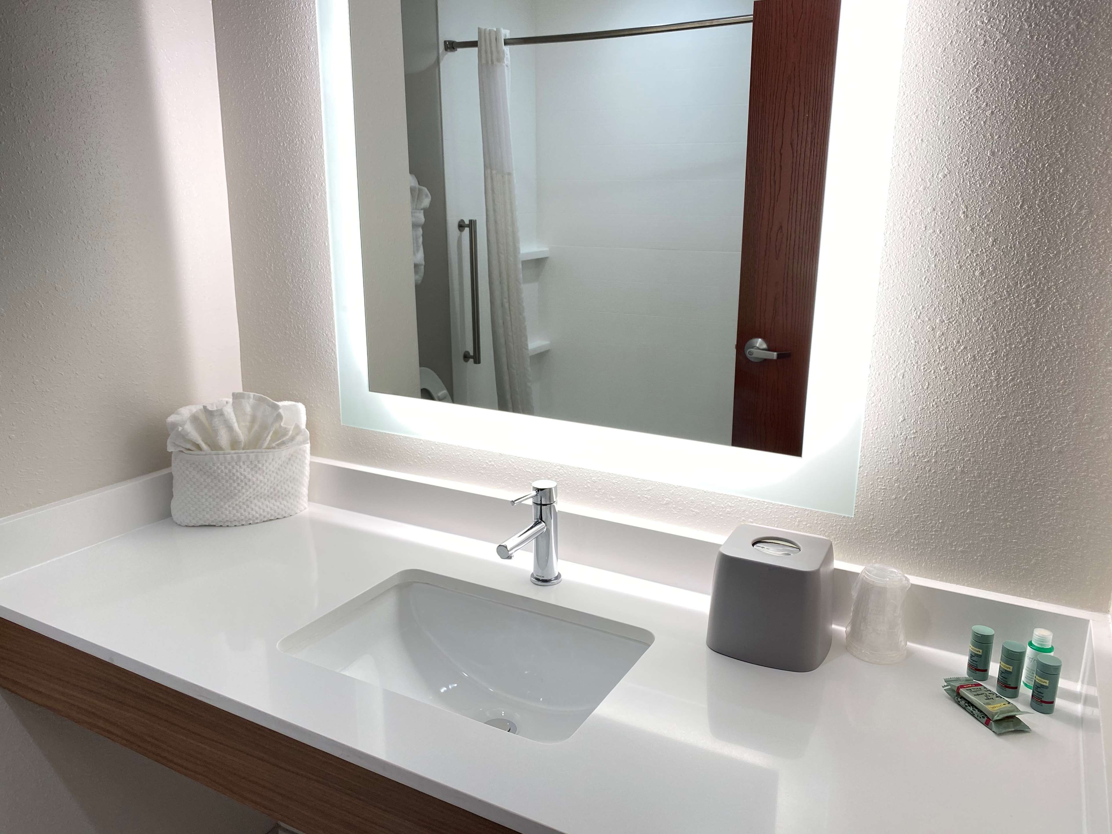 Holiday Inn Express & Suites Williamstown - Glassboro