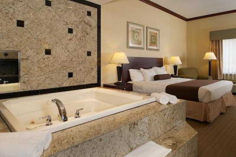 Holiday Inn Express & Suites Williamstown - Glassboro