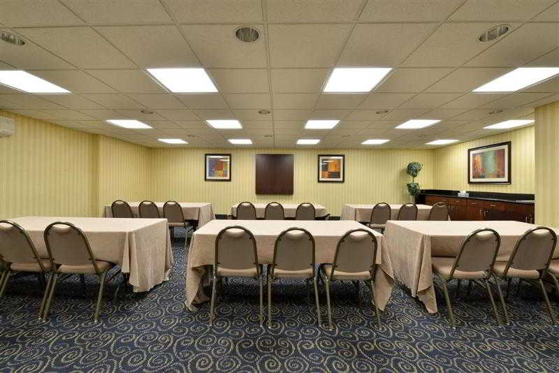 Holiday Inn Express & Suites Williamstown - Glassboro