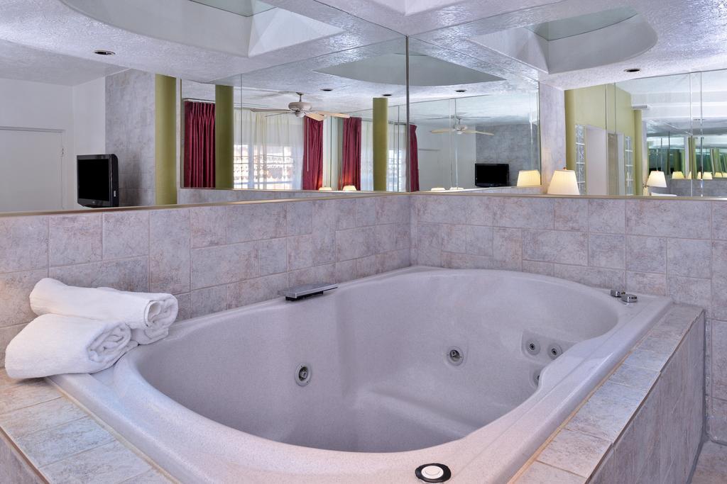 The Classic Desert Aire Hotel