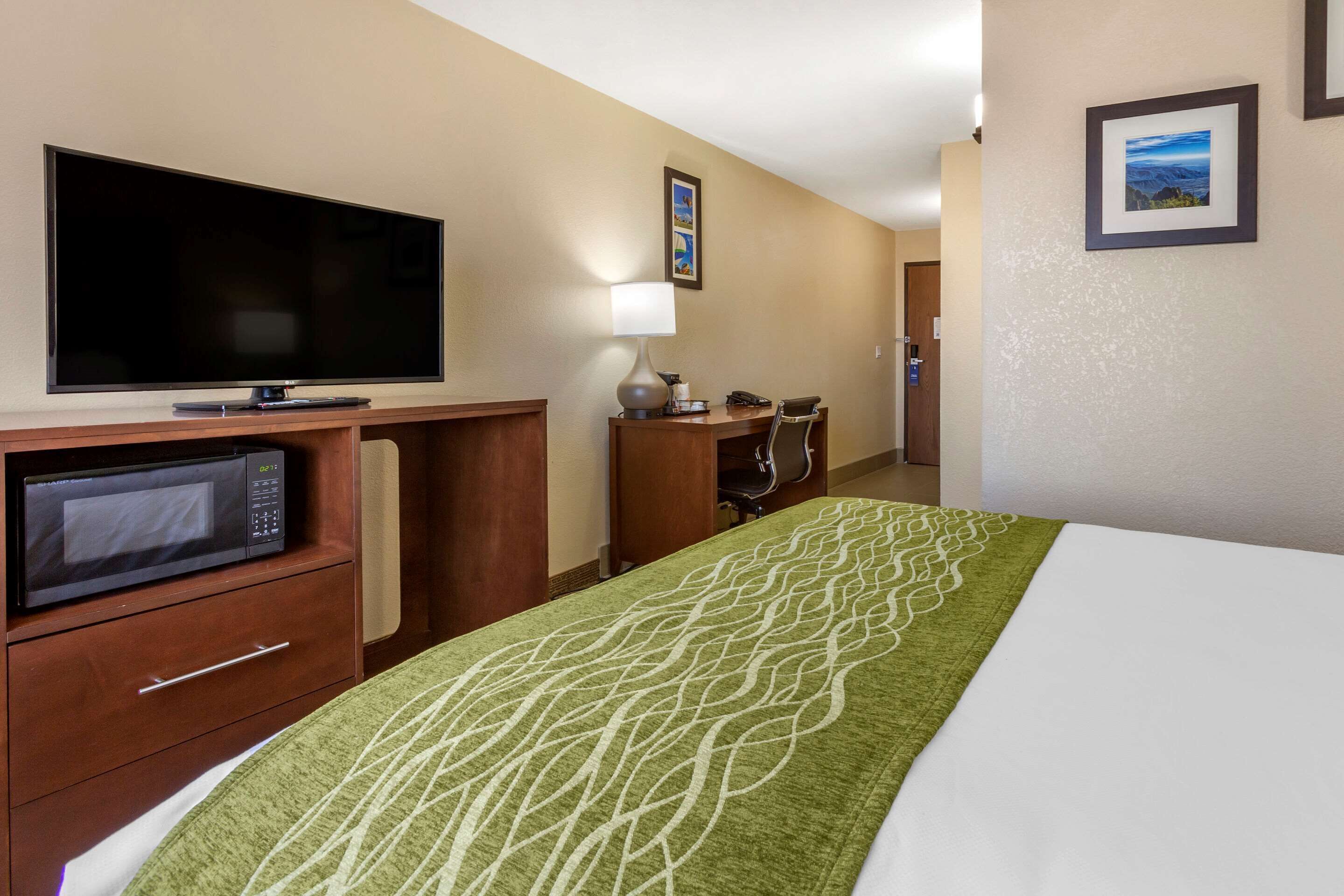 Comfort Inn & Suites Alameda at Albuquerque Balloon Fiesta Park