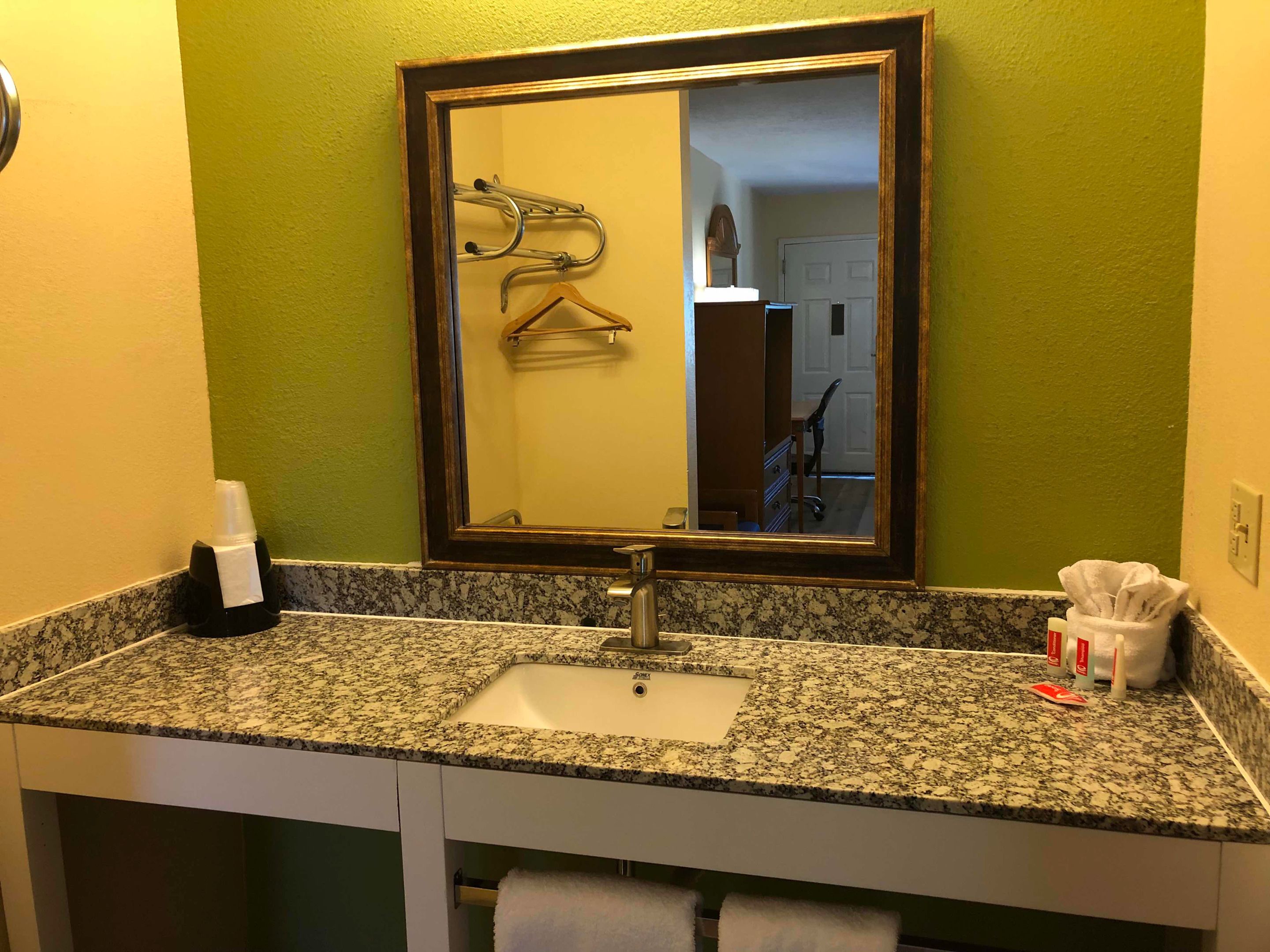 Econo Lodge West - Coors Blvd