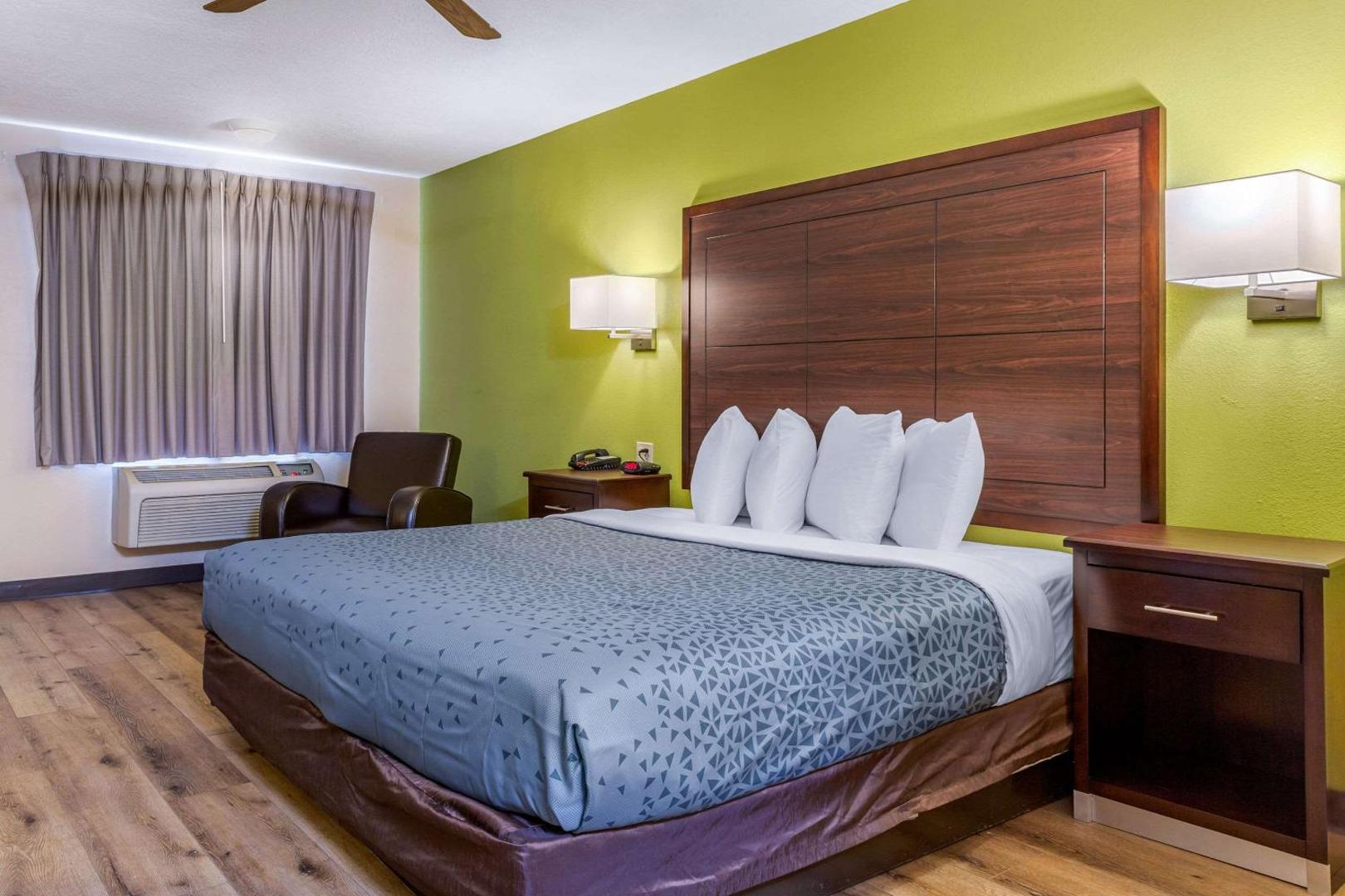 Econo Lodge West - Coors Blvd