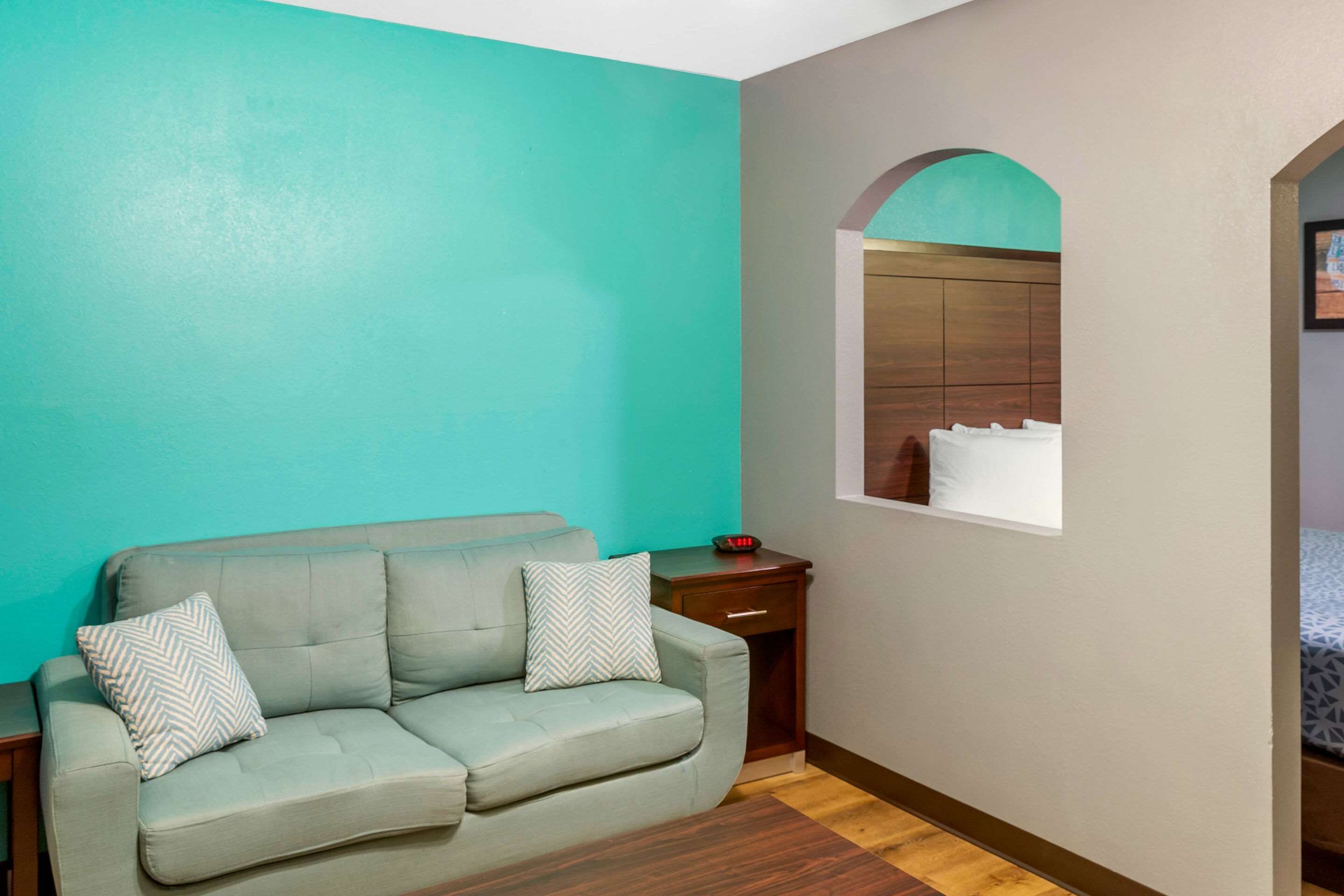 Econo Lodge West - Coors Blvd