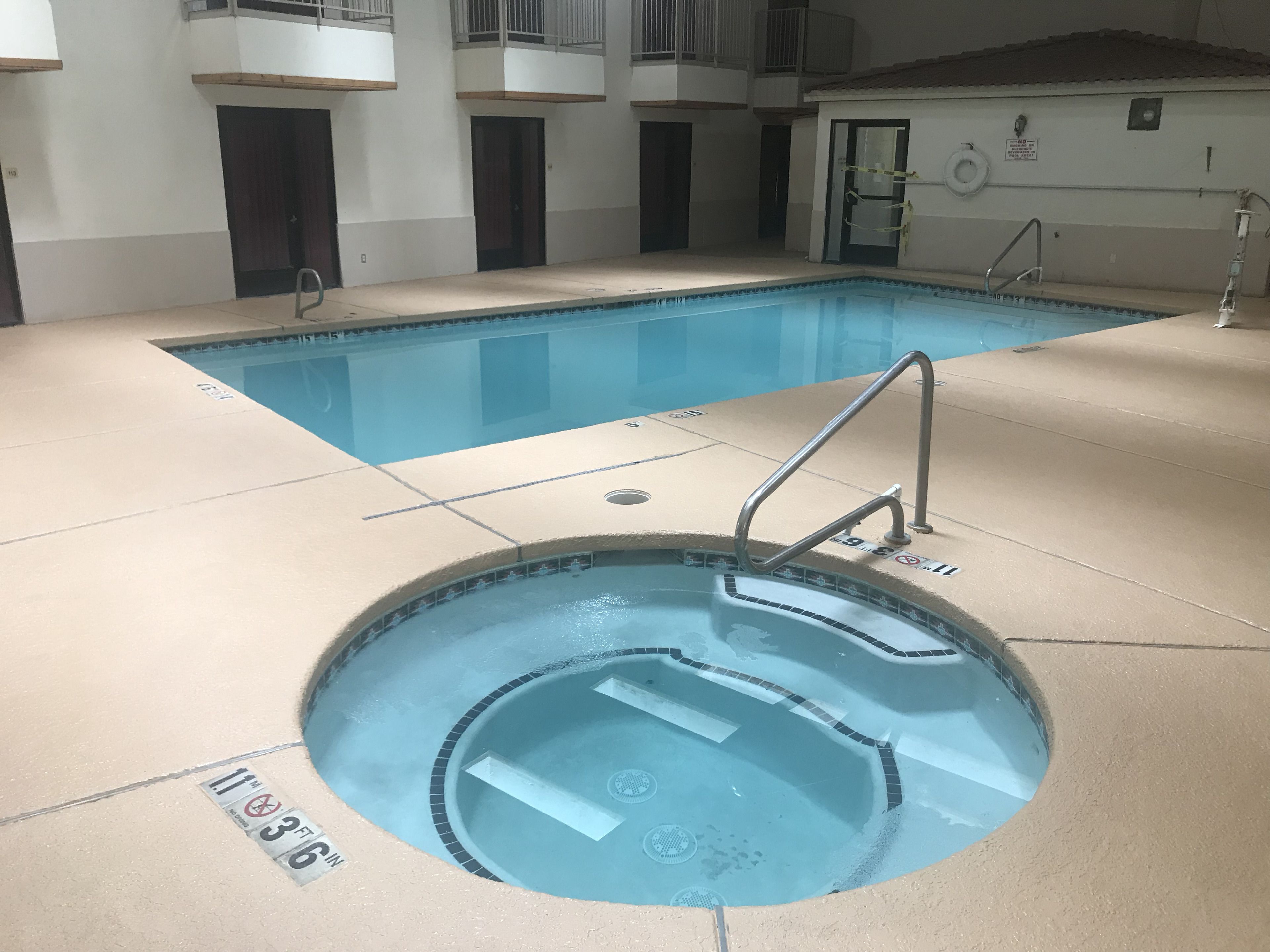 Econo Lodge West - Coors Blvd